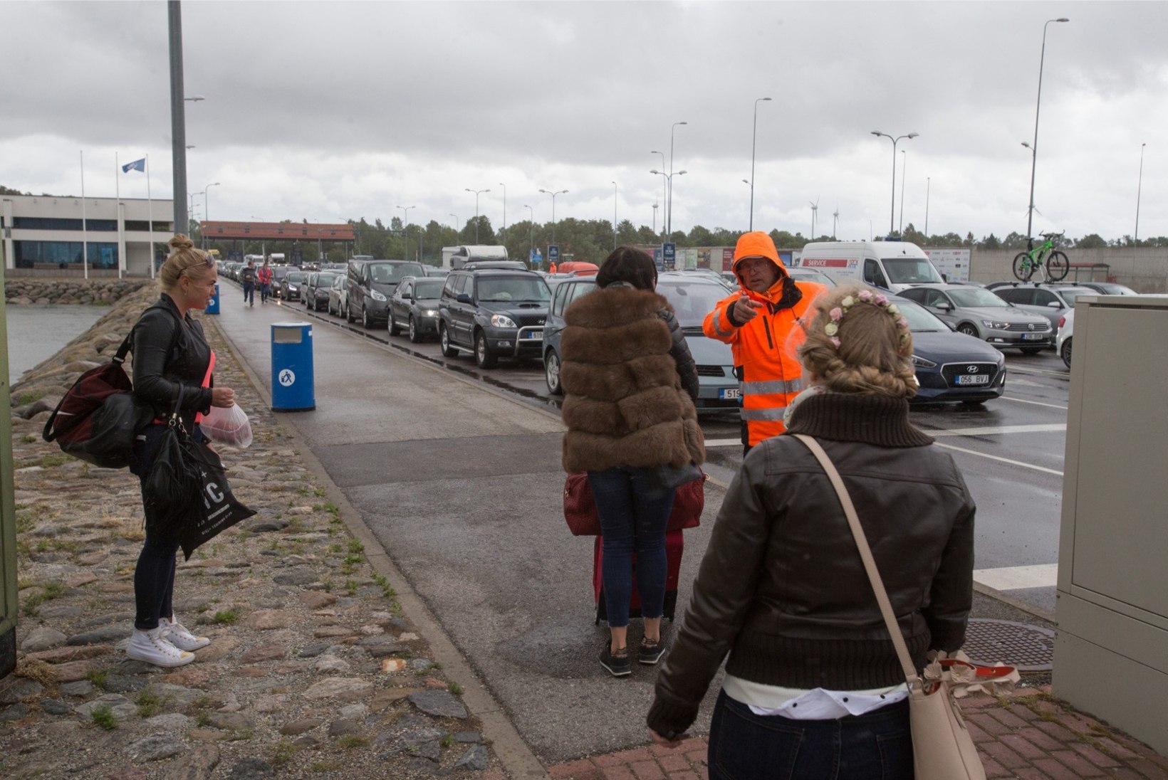 ÕL VIDEO ja GALERII | Kilomeetrises praamijärjekorras: Saaremaale sõitjaid ei heiduta väljamüüdud piletid ega ka koerailm