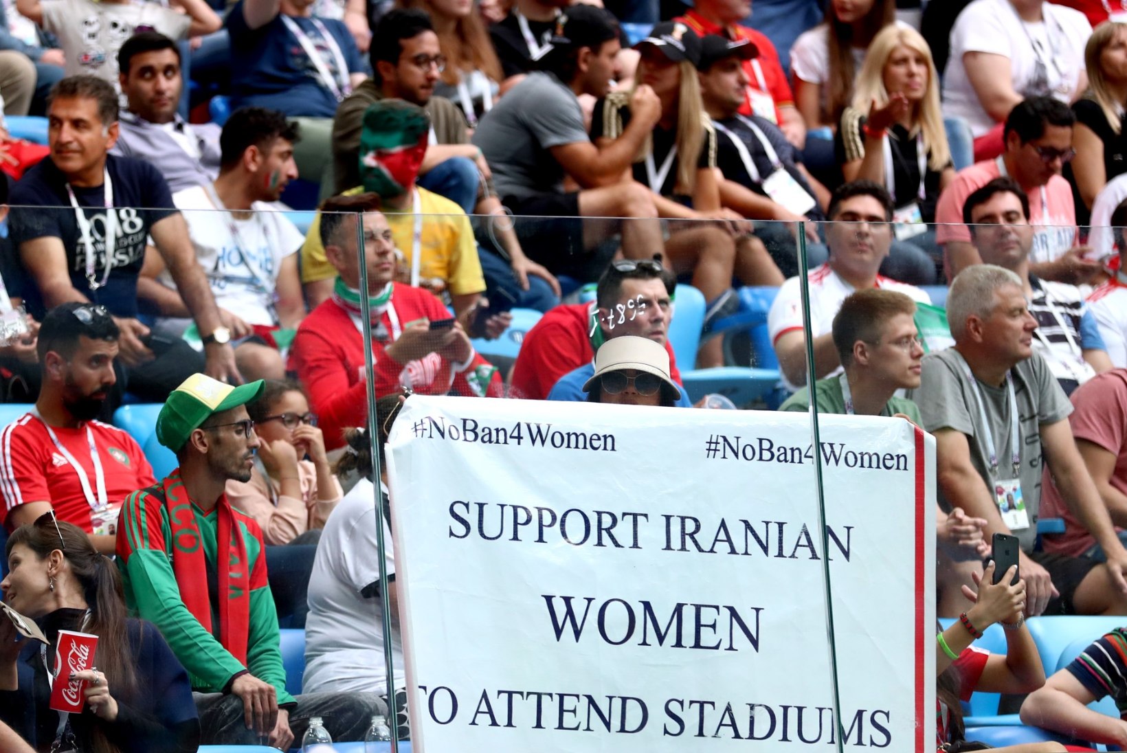 Iraani naistel oli esimest korda peale 1980. aastat lubatud meestega samal staadionil jalgpalli MMi jälgida
