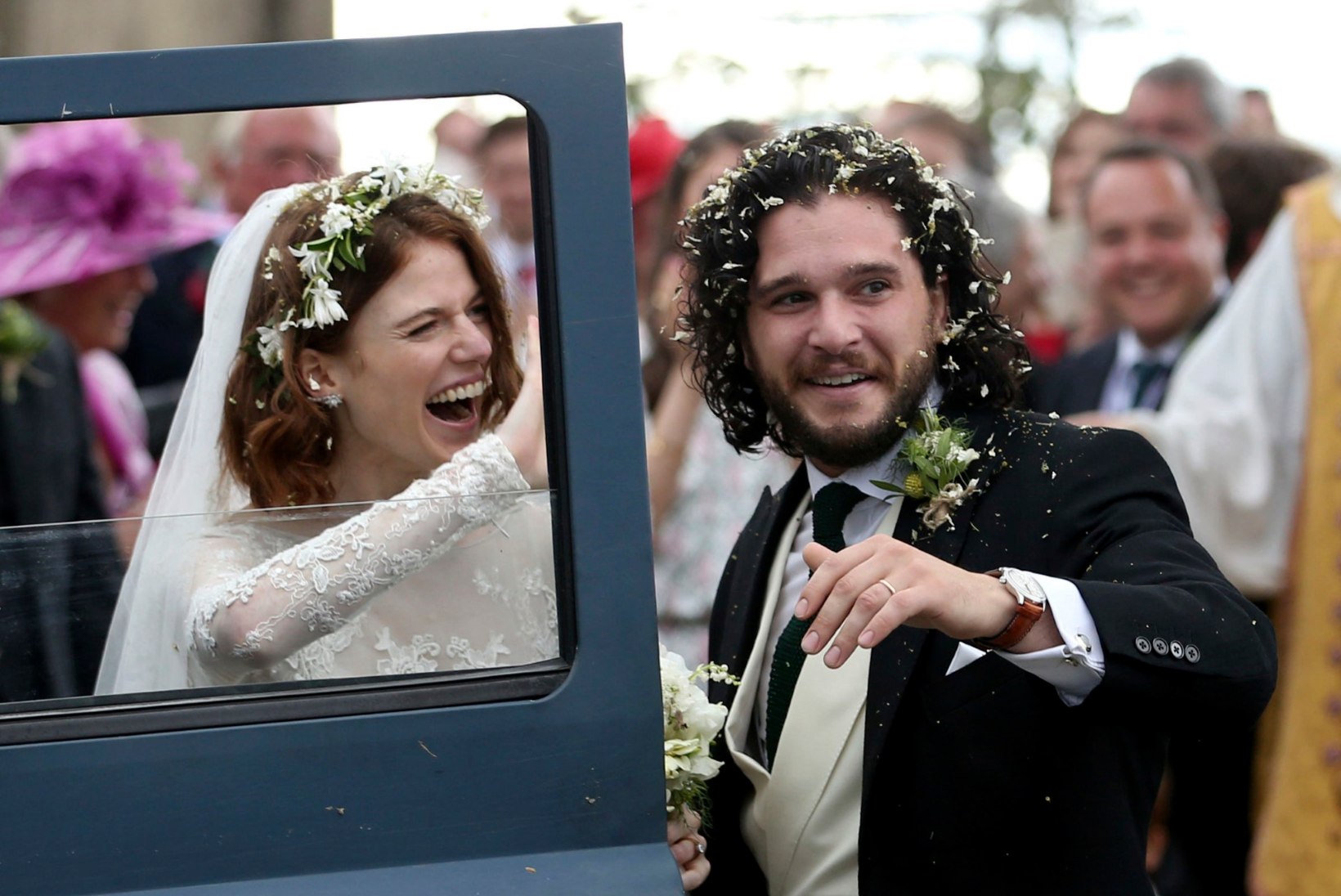 FOTOD | "Troonide mängu" armastajapaar pidas Šotimaal muinasjutulise pulmapeo
