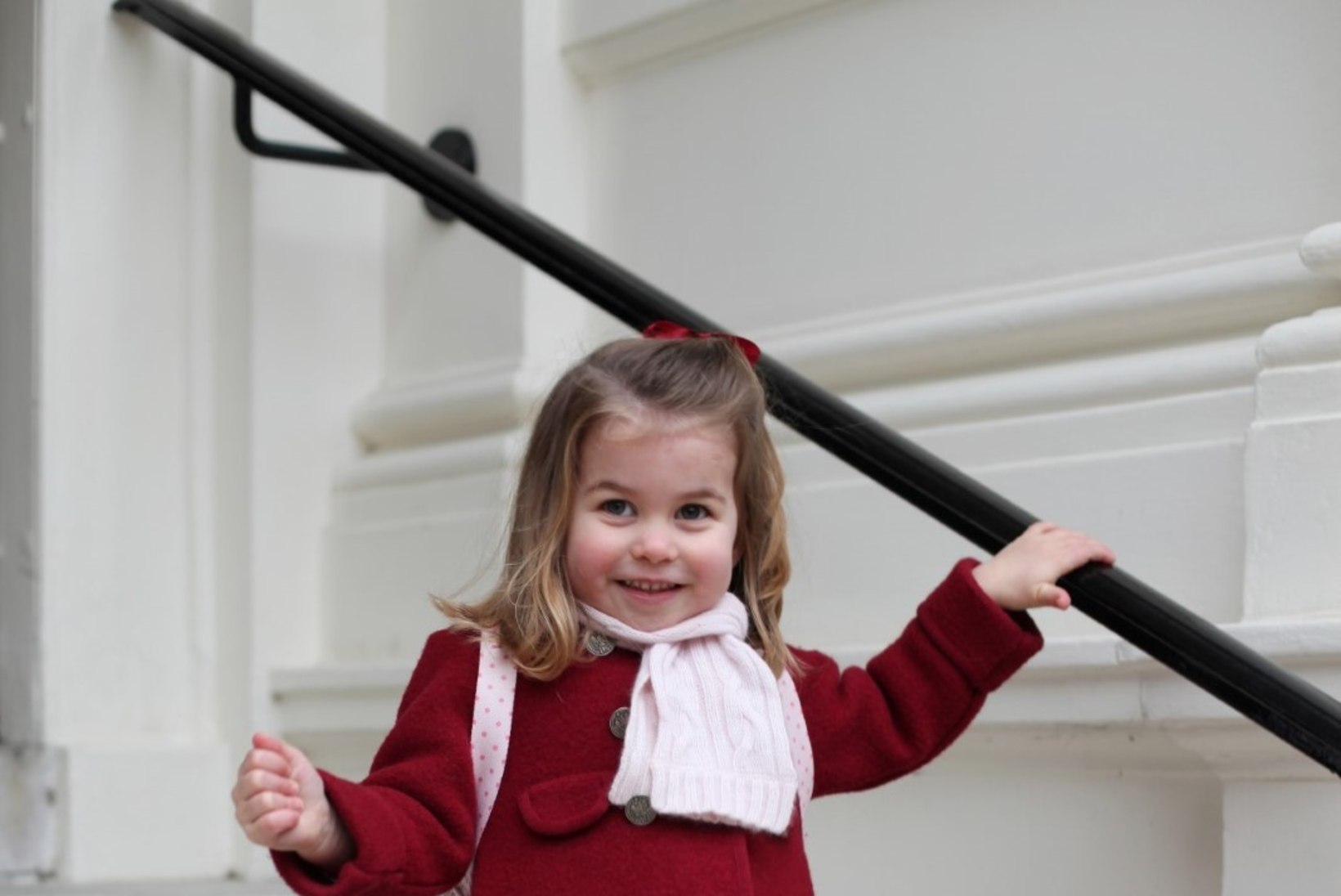 VIDEO | Armas hetk! Printsess Charlotte harjutab kuninglikku lehvitamist