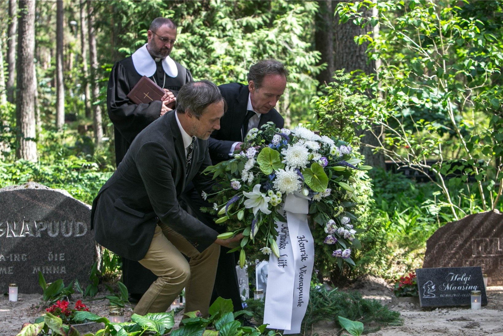 GALERII | Luuletaja Henrik Visnapuu tuhaurn sängitati sinimustvalge lipu sees Metsakalmistule