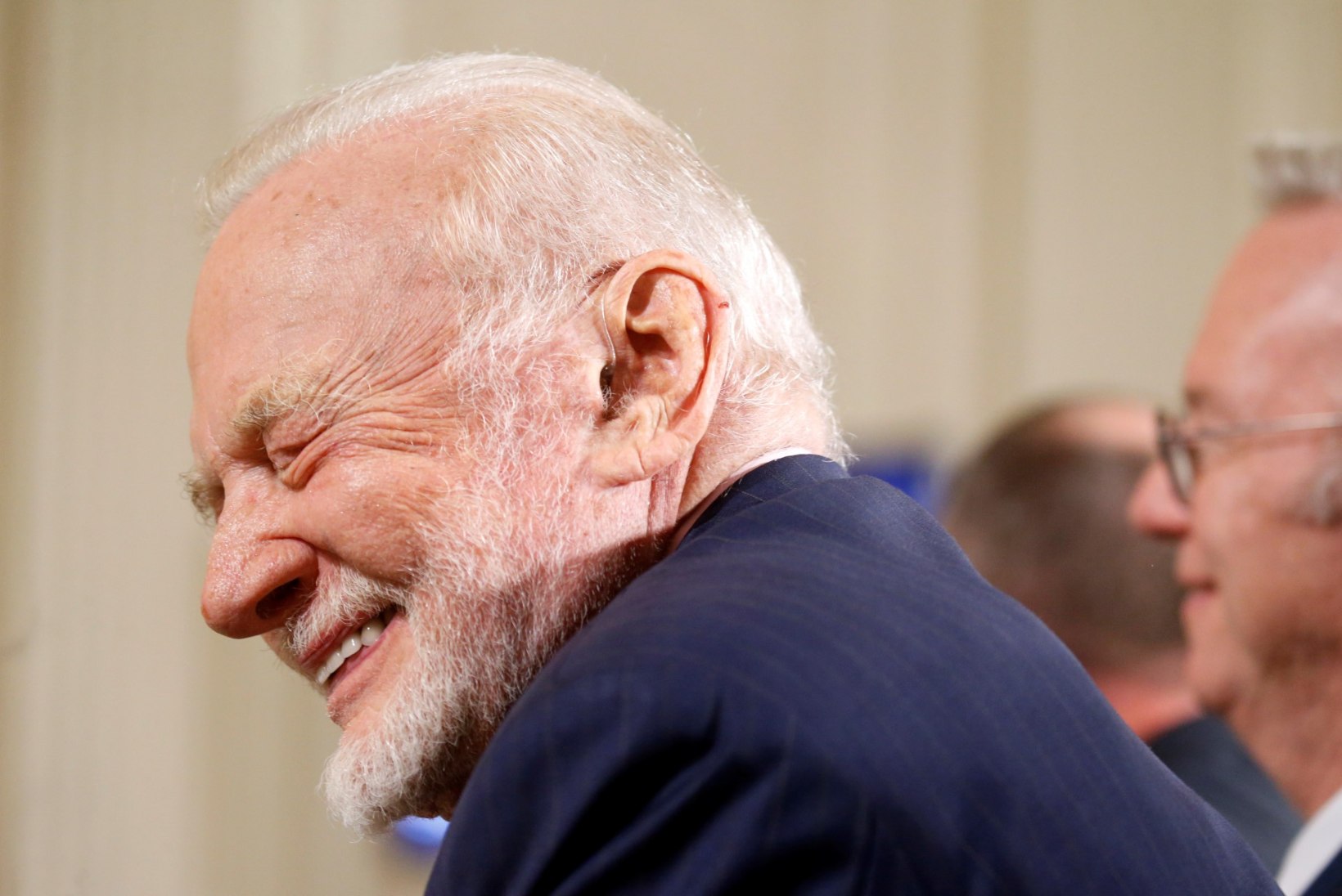 USA kosmoselegend Buzz Aldrin kaebas oma lapsed kohtusse