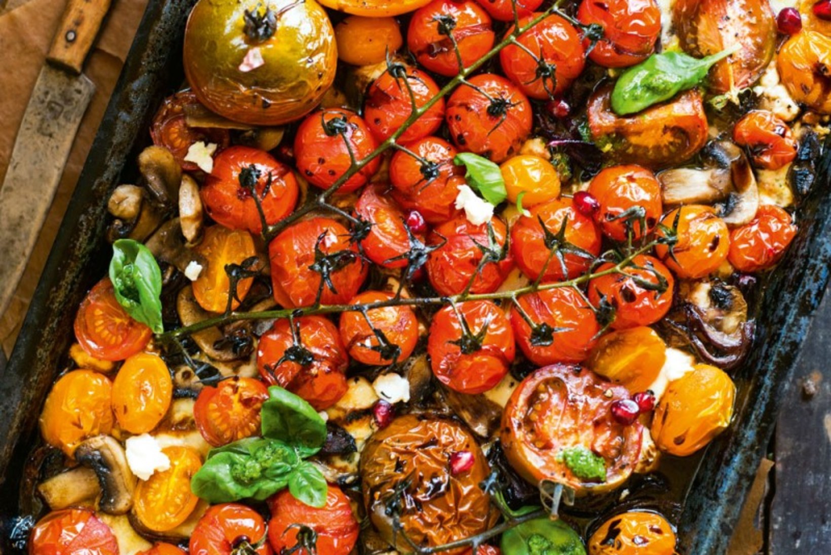 Ahjus grillitud tomatid sinihallitusjuustu ja basiilikuga