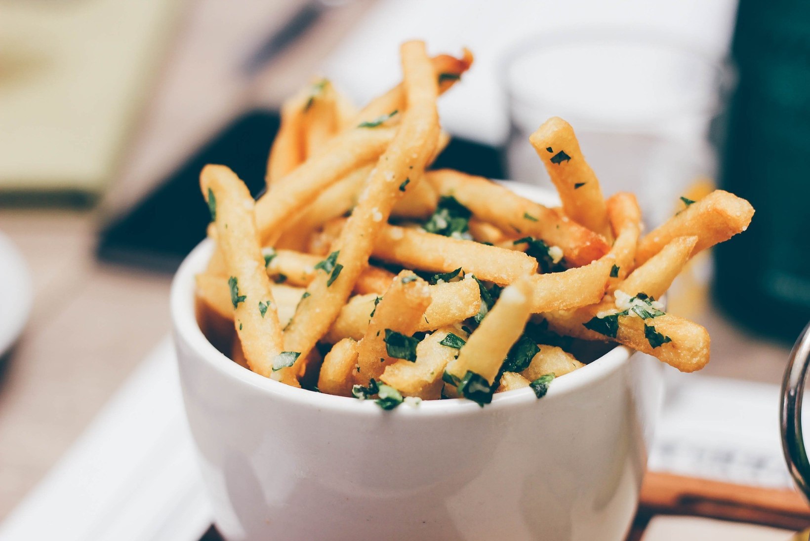 Ära lepi nätskete plönnidega: vaata, kuidas on kõige õigem friikartuleid üles soojendada
