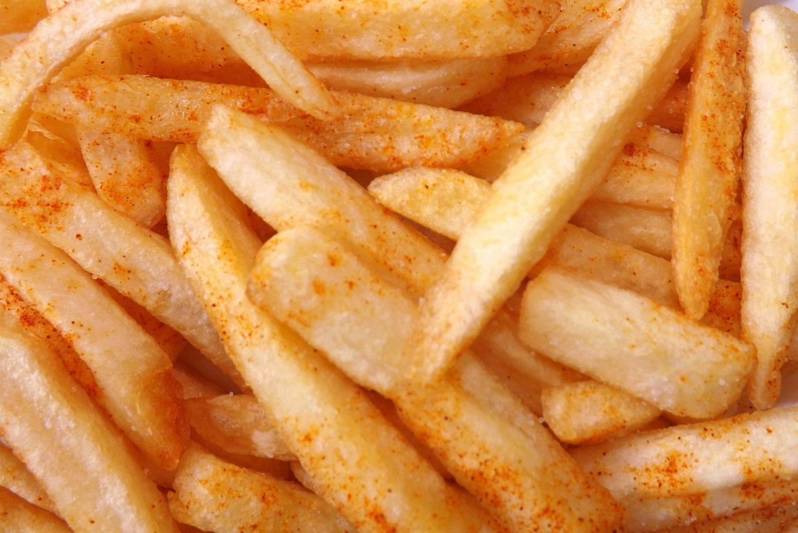 Ära lepi nätskete plönnidega: vaata, kuidas on kõige õigem friikartuleid üles soojendada