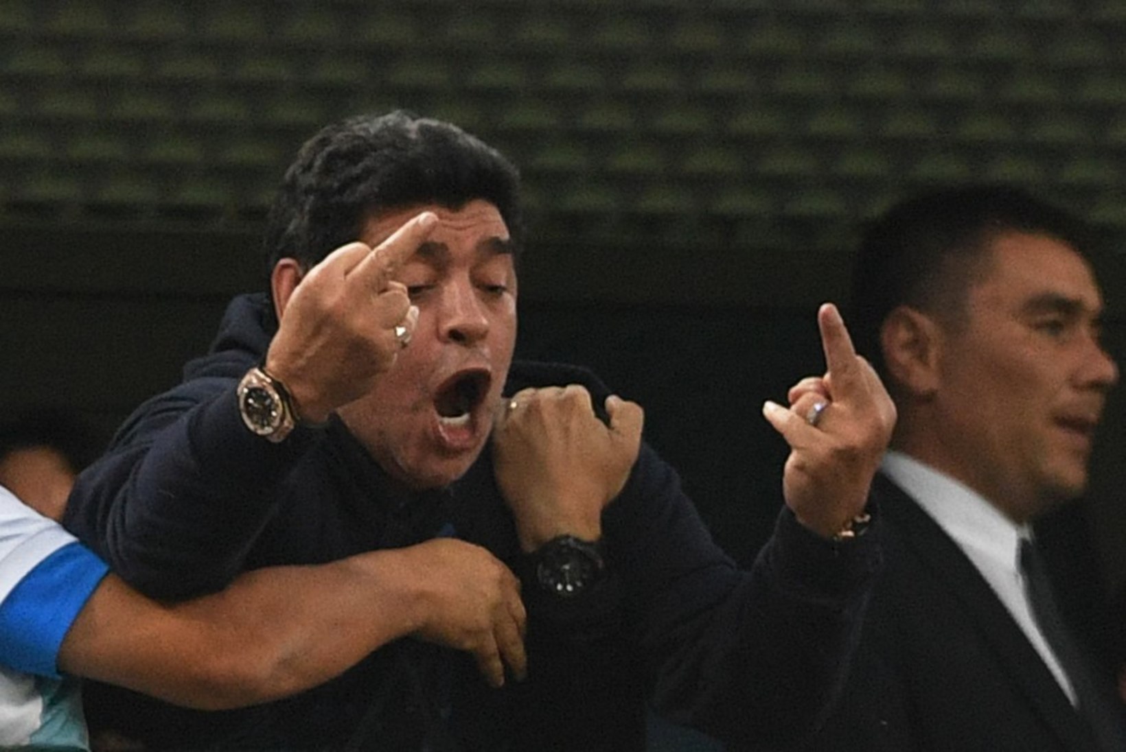 KUMMALINE! Miks käib Maradona juba 14 aastat ringi kahe identse käekellaga?