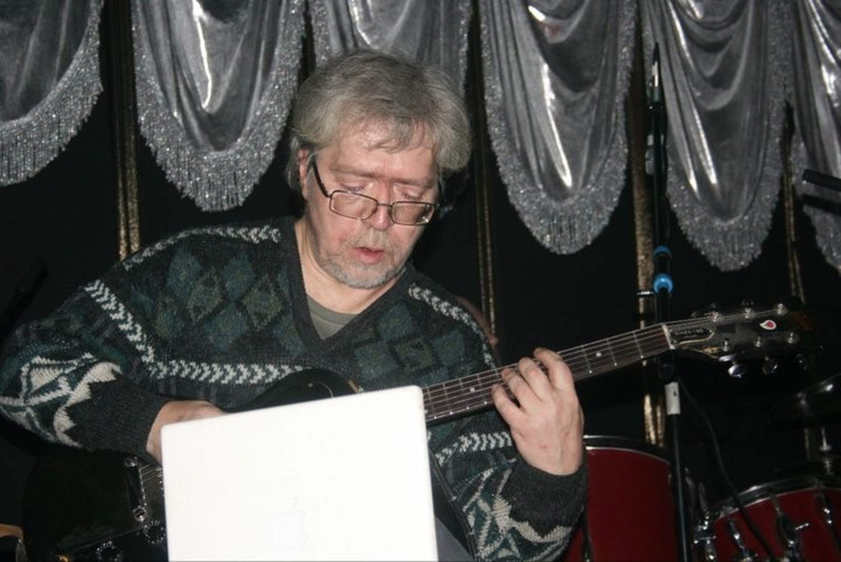 Lennukist haisu tõttu eemaldatud vene muusik suri kuu hiljem nekroosi
