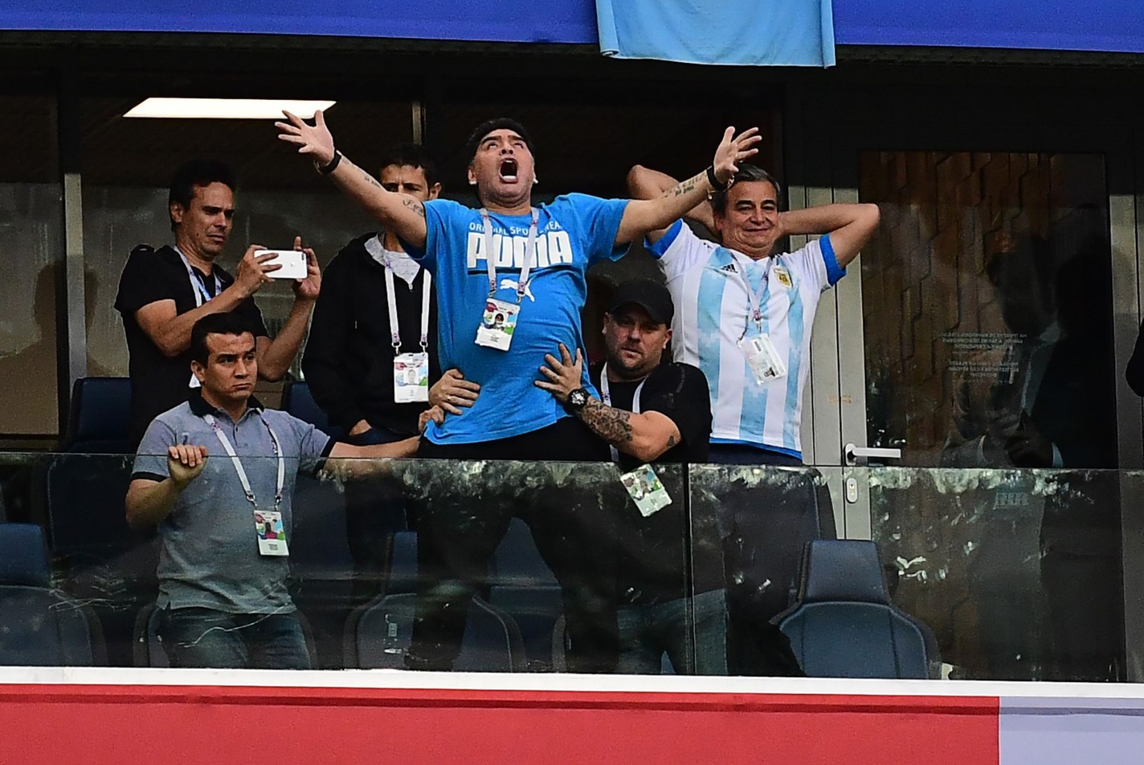 KUMMALINE! Miks käib Maradona juba 14 aastat ringi kahe identse käekellaga?