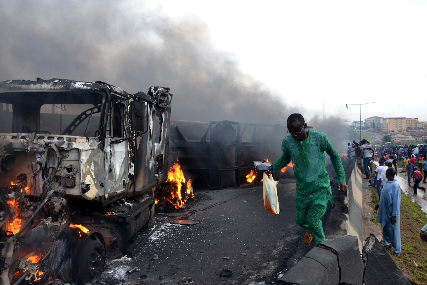 FOTOD | Nigeerias plahvatas tipptunnil kütuseveok, on hukkunuid