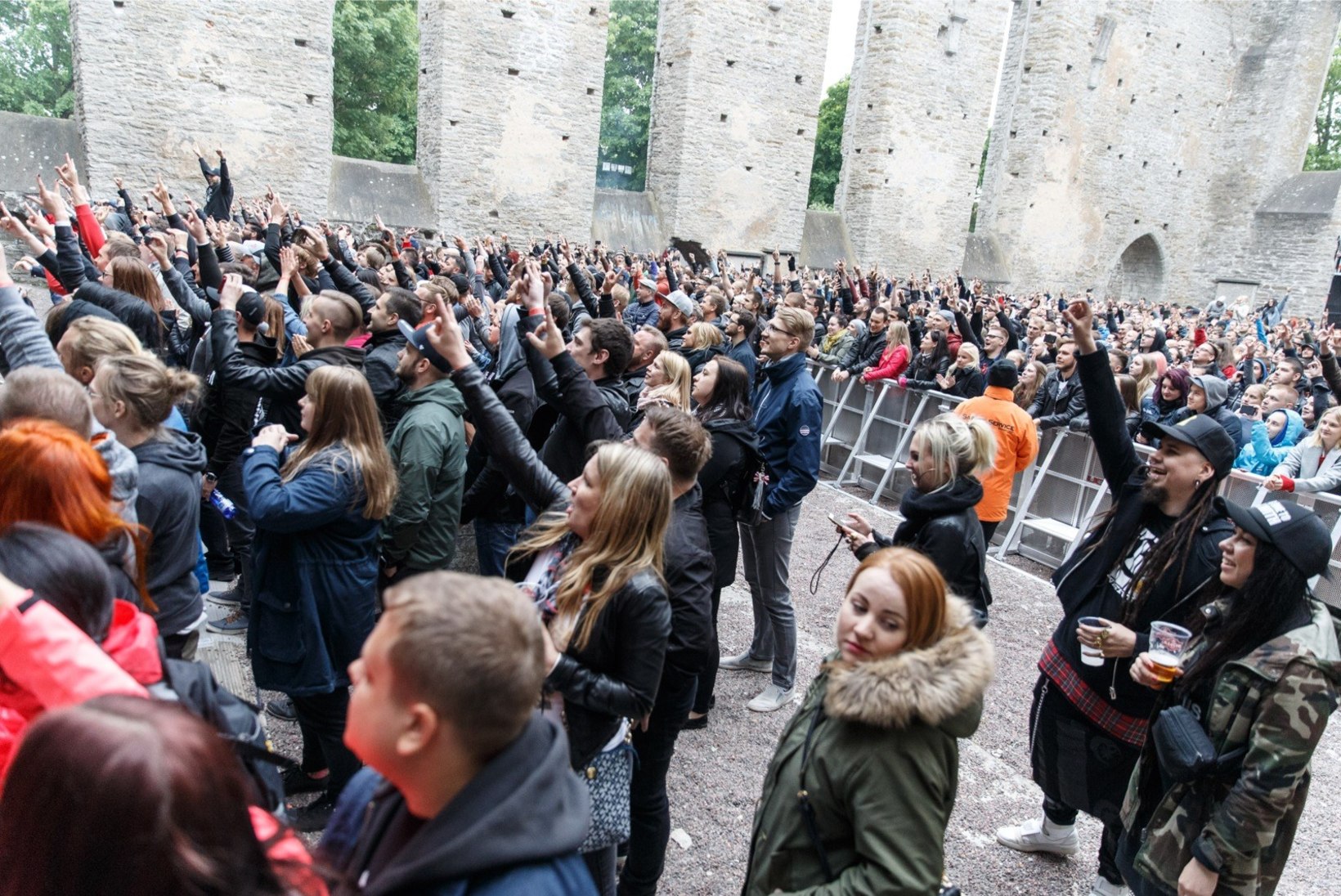 GALERII | Pirita kloostris võimsa kontserdi andnud Stone Sour: rokk-kontserdil pead kõigest halvast lahti laskma