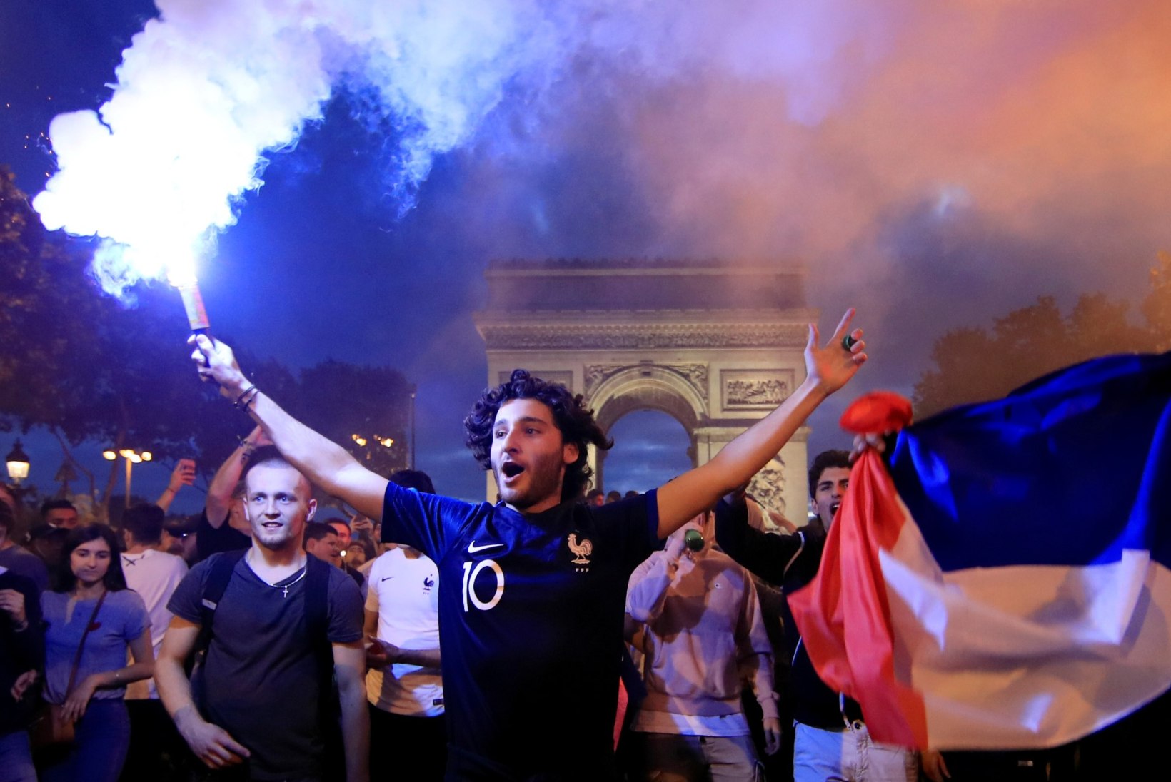 VIDEOD | Prantsusmaa rahvas tähistas Belgia alistamist mõnuga, julgemad hüppasid liikuvale politseiautole
