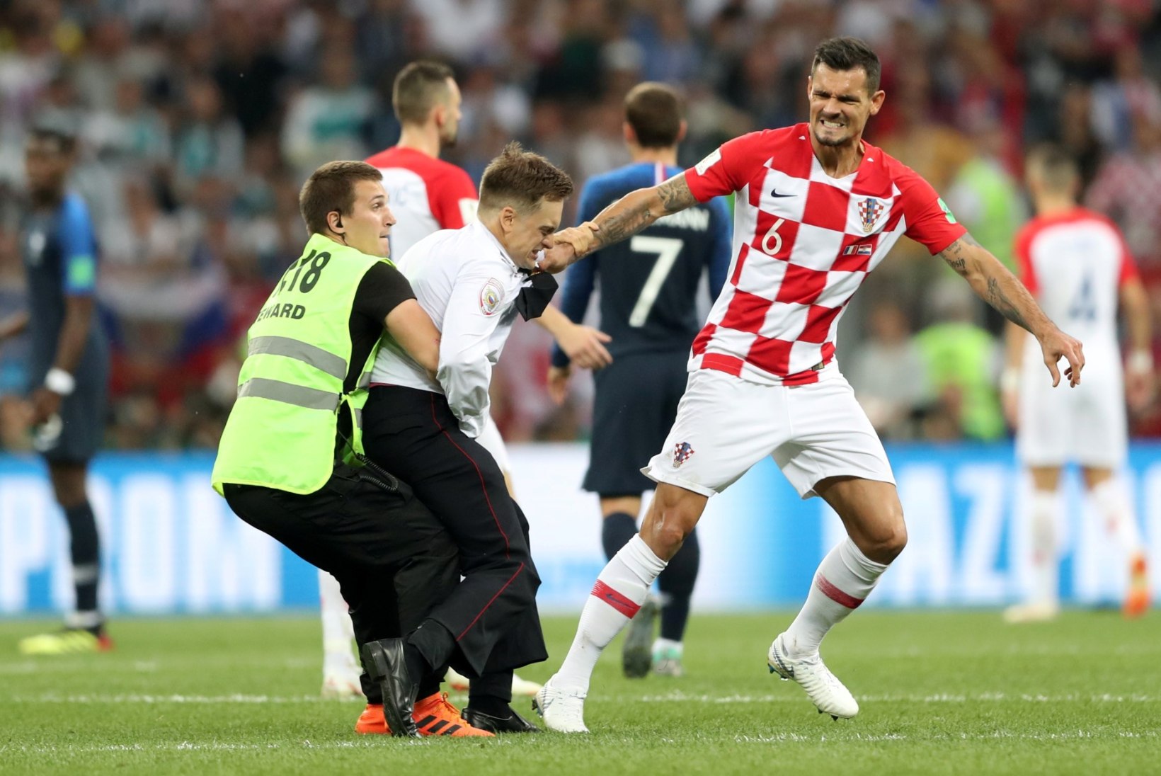 GALERII | Lovren 1 - Huligaan 0, Horvaatia keskkaitsja tiris väljakule jooksnud fänni turvade nina all ise pikali