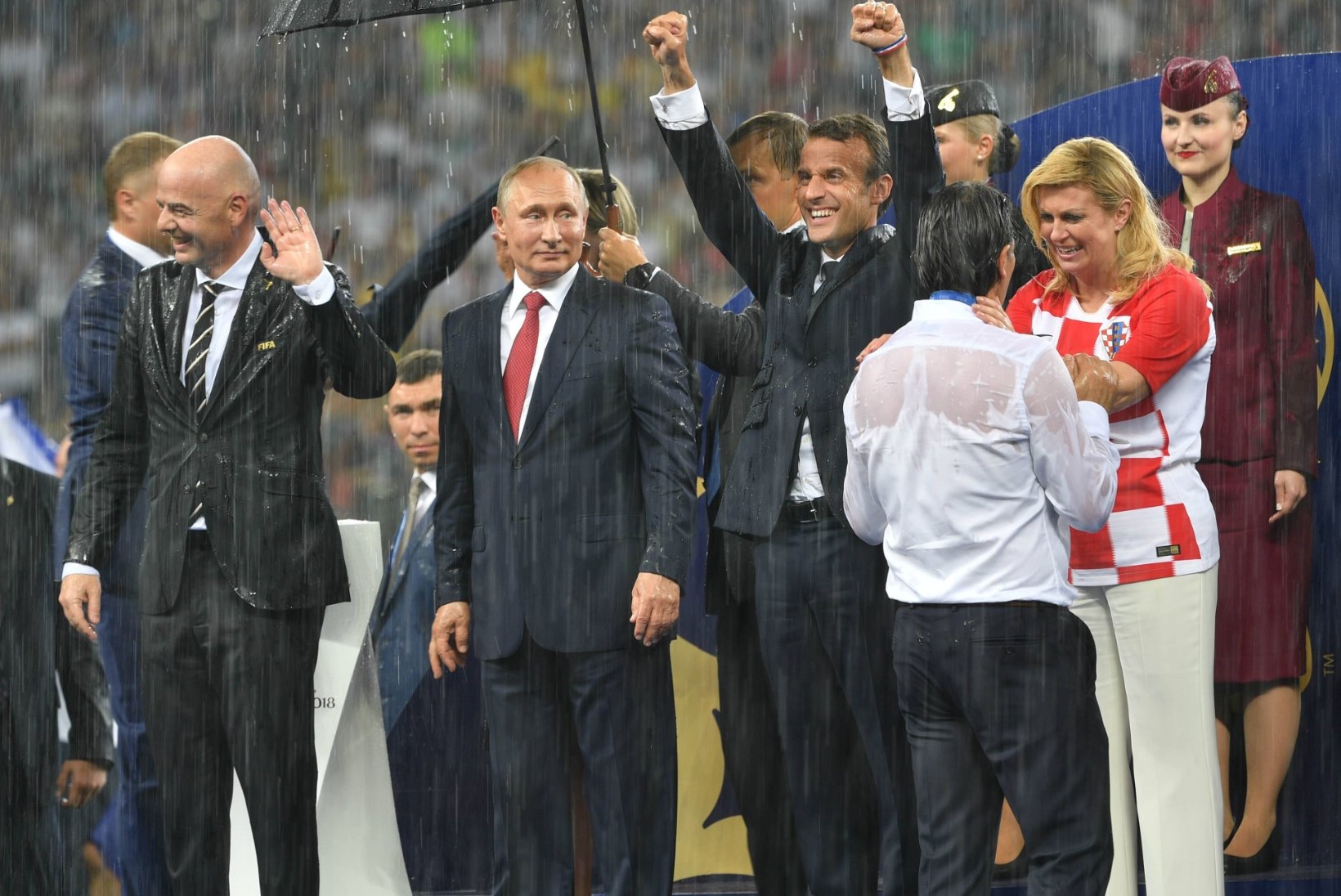 FOTOD | MM-finaali väärtuslikuim mees? President Putini vihmavarjuhoidja!