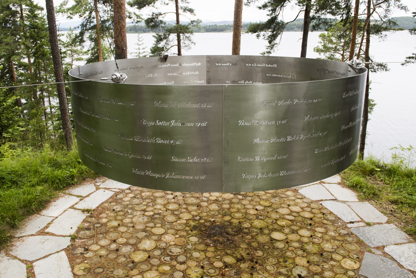 SEITSE AASTAT VERESAUNAST: originaalne mälestusmärk jääb Utøya saarele püstitamata