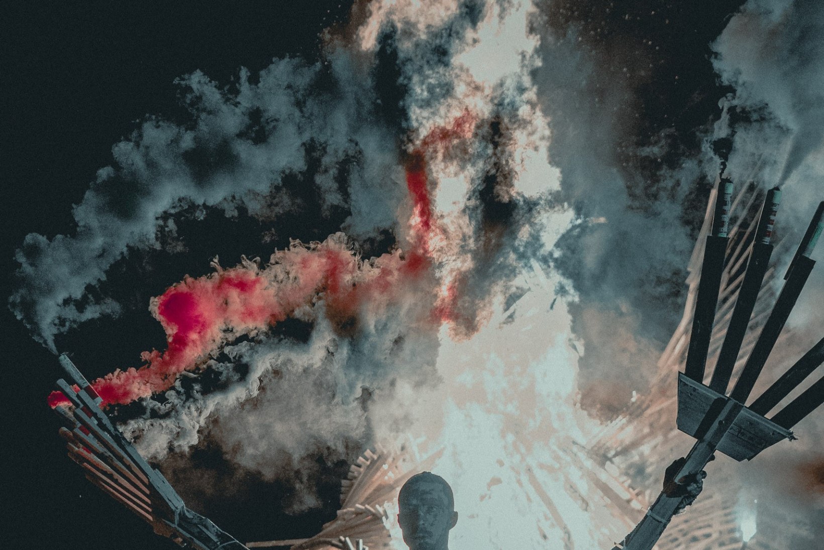 GALERII | PIDU NAGU VÄLISMAAL! Non Grata põletas Saaremaa muusikafestivalil hiigelfööniksi 