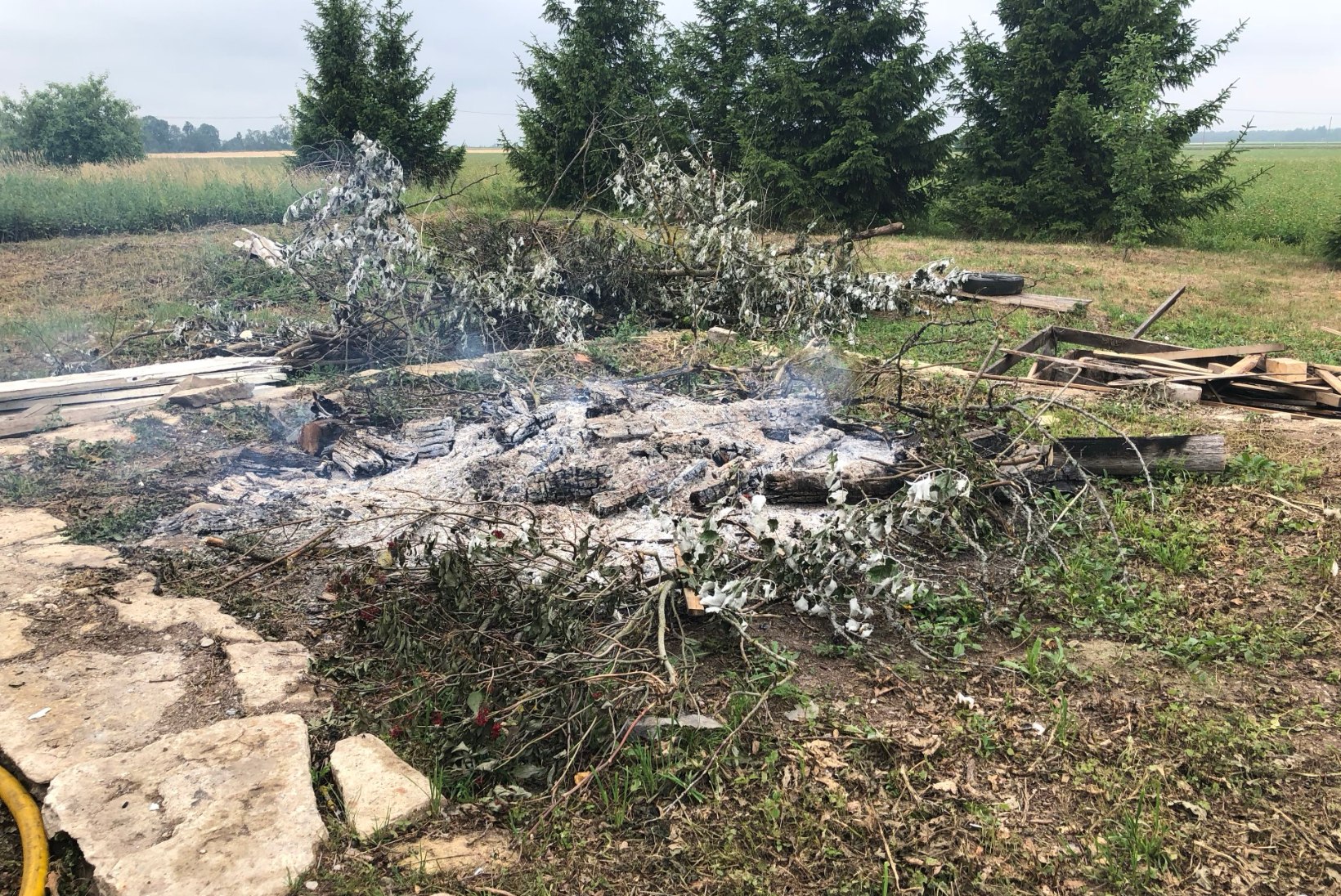 GALERII | Lõkkest lendu läinud sädemest süttis vana talumaja