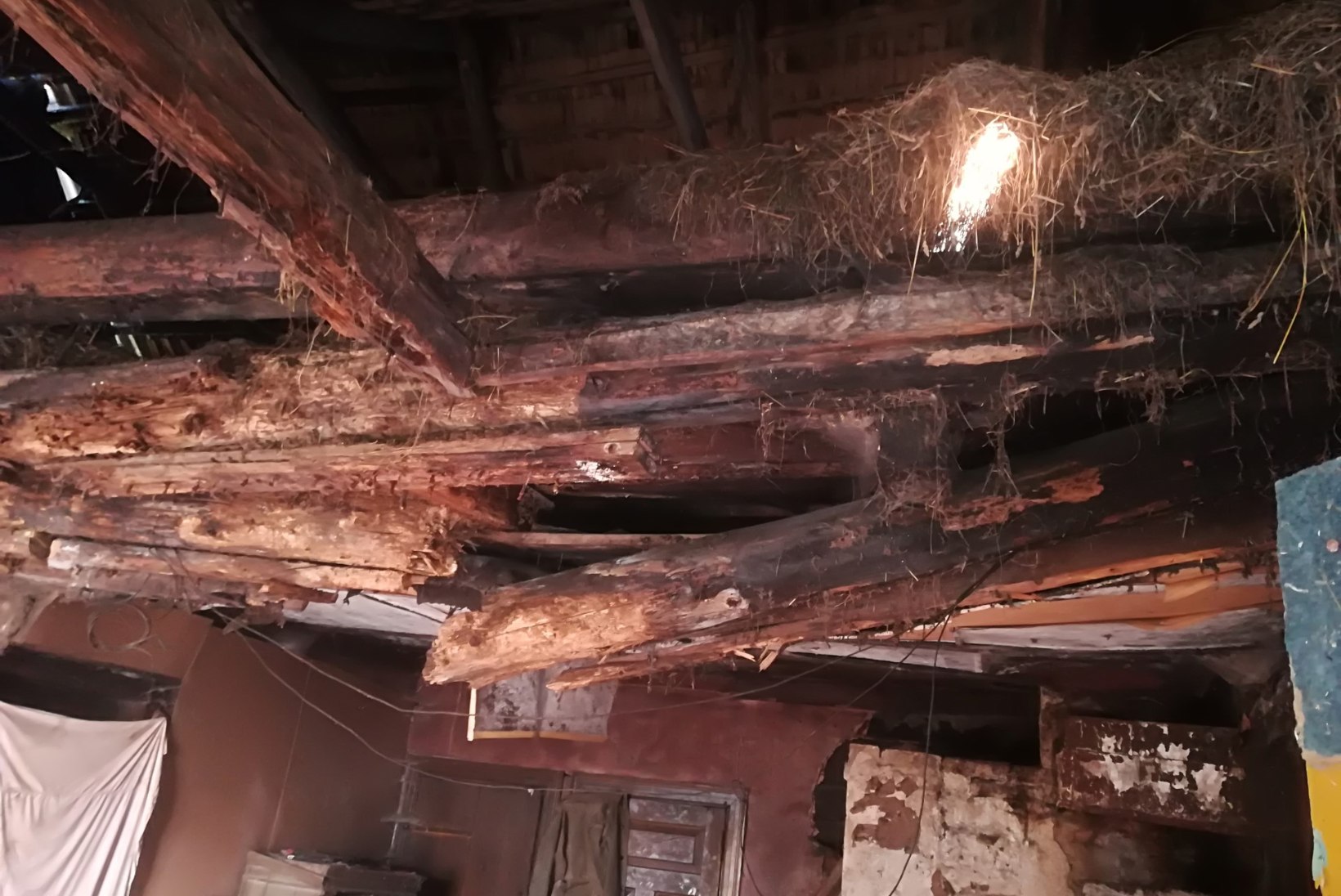 FOTO | Pärnumaal varises kokku elumaja lagi, sealsamas viibinud eakas elanik pääses ehmatusega