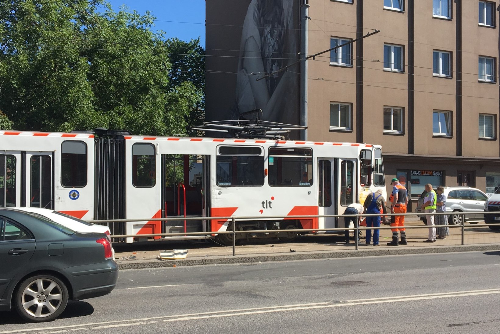 FOTOD | Veoauto ja tramm põrkasid kesklinnas kokku