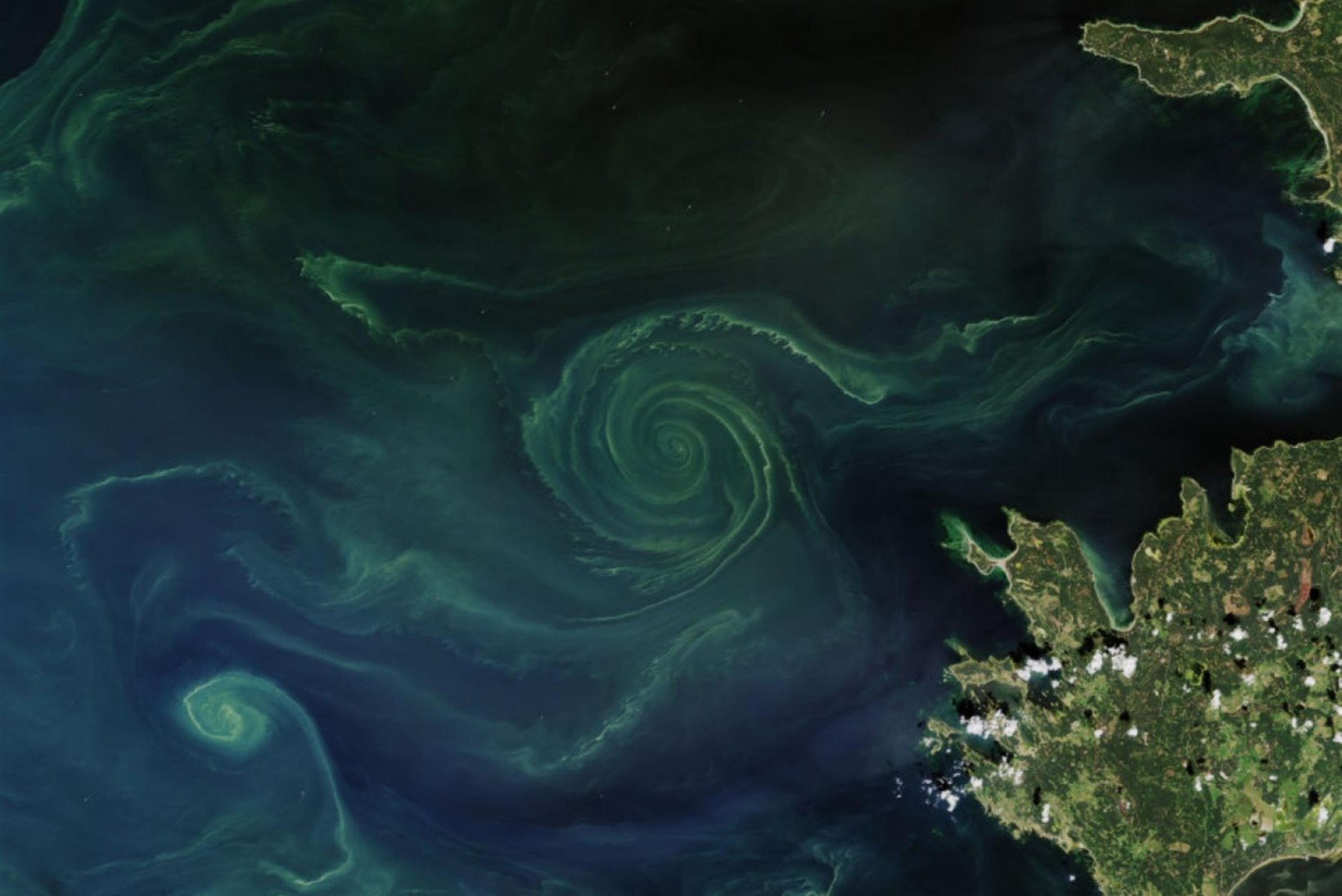 NASA FOTO | Saaremaa taga pöörleb hiiglaslik sinivetikakeeris