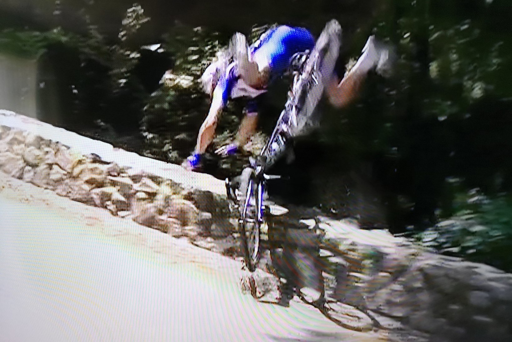 JUBE ÕNNETUS! Tour de France'i etappi juhtinud rattur kukkus üle kiviaia