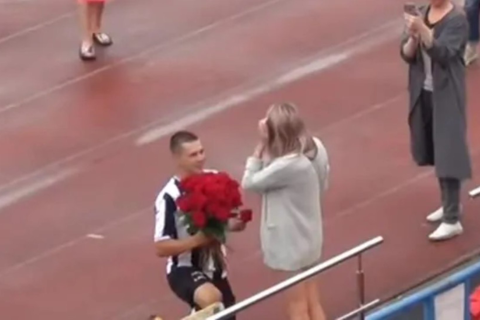 VIDEO: VÄRAVATÄHISTUS UUEL TASEMEL! Venemaa jalgpallur tegi peale skoorimist abieluettepaneku