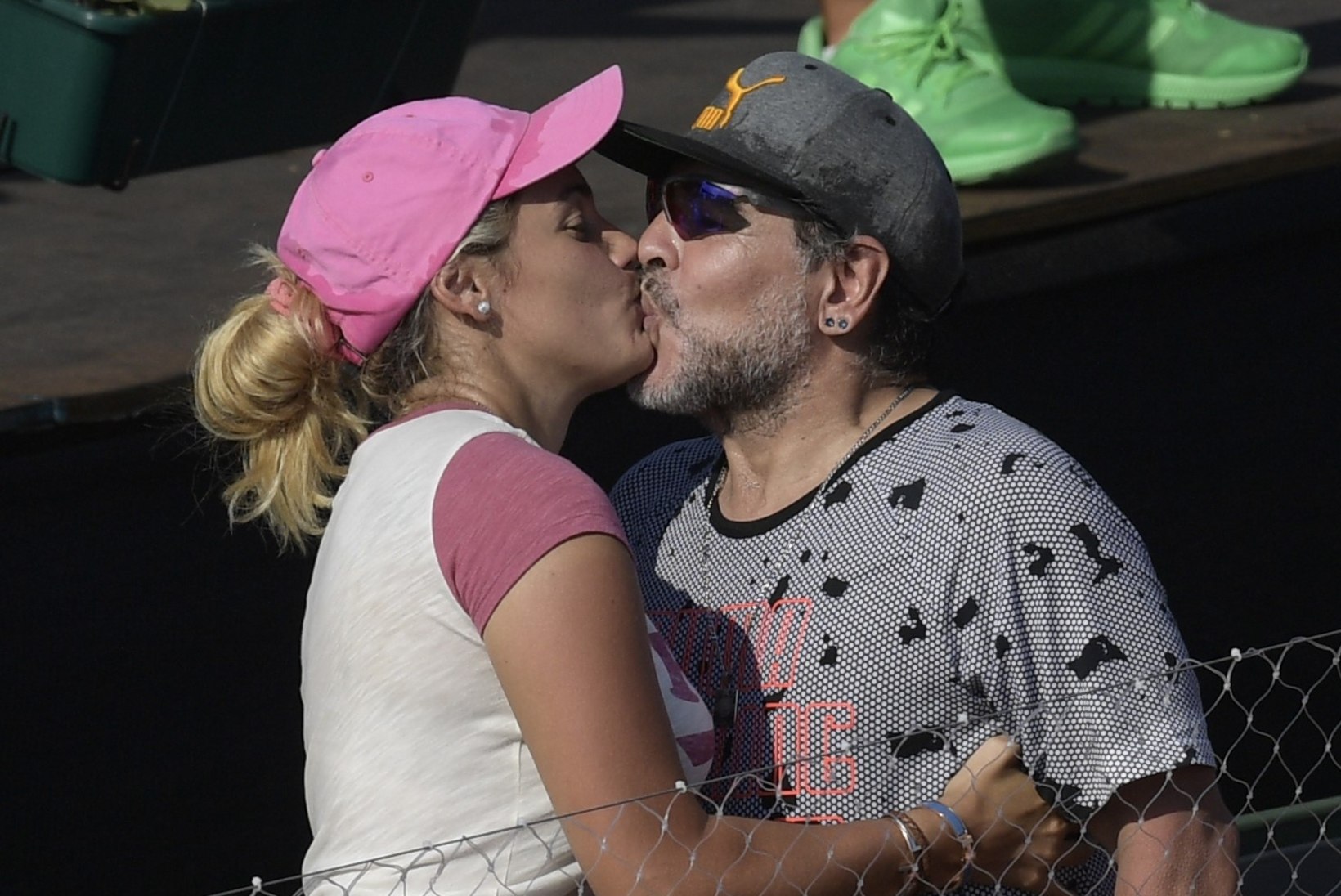 Maradona palus 28aastase naise kätt, legendi tütar valas õnnepisaraid