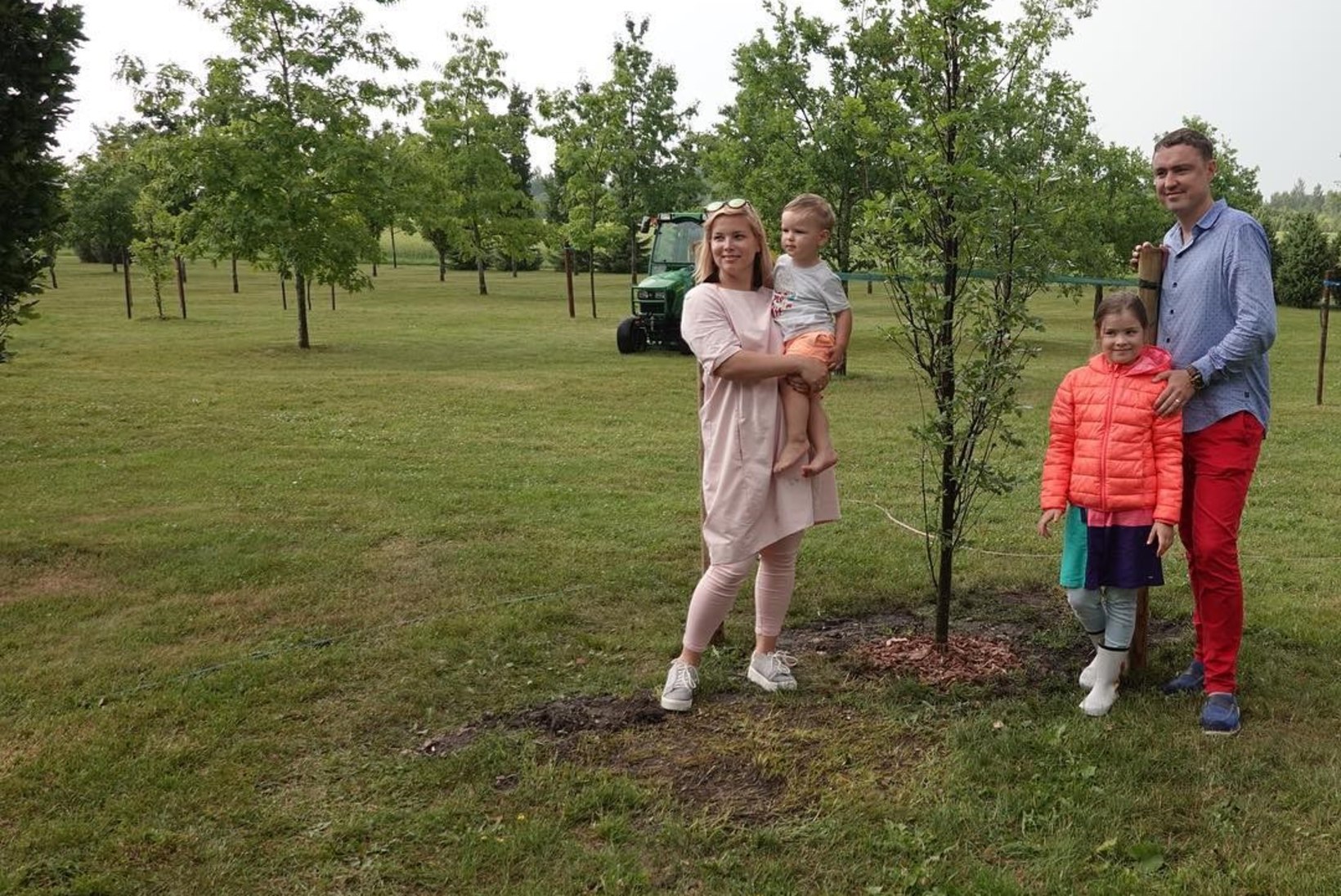 FOTO | Ilus traditsioon: Luisa ja Taavi Rõivas istutasid oma pere tamme