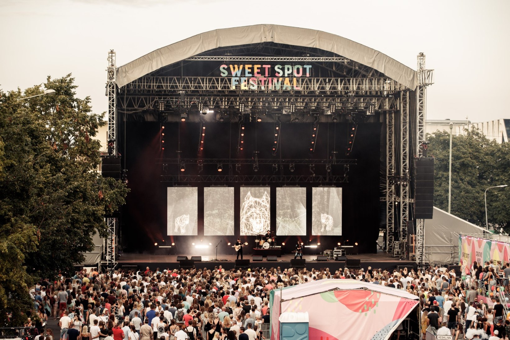 USKUMATU NAINE! Vaid neli päeva tagasi sünnitanud Sandra Vabarna rokkis Sweet Spot festivali lavalaudadel