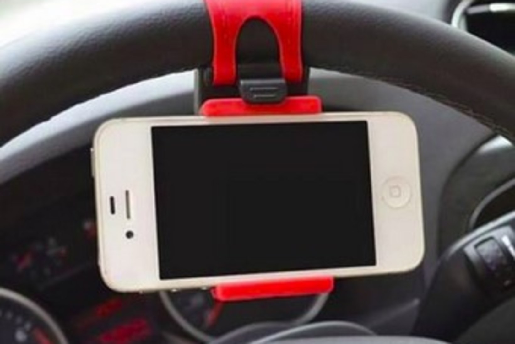 Politsei hoiatab: sellist ohtlikku telefonihoidikut ei tasu autos kasutada