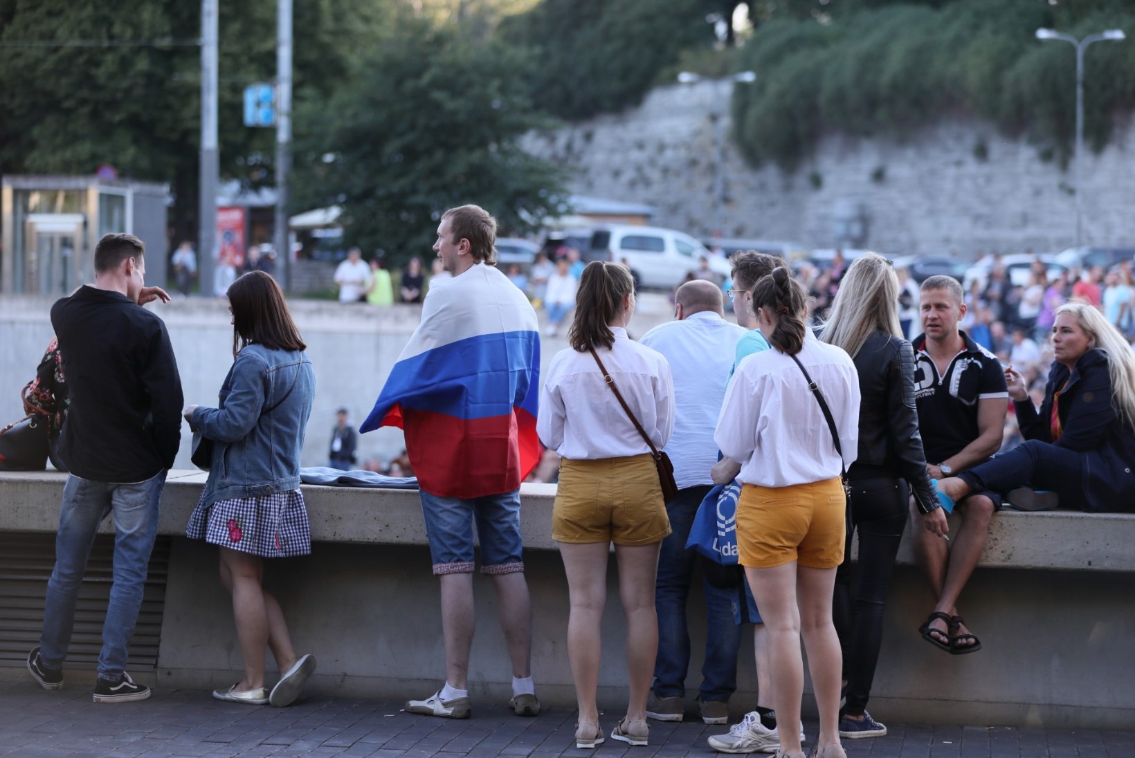 GALERII | VALUS! Venelaste suur jalgpallipidu Tallinna kesklinnas lõppes kurvalt