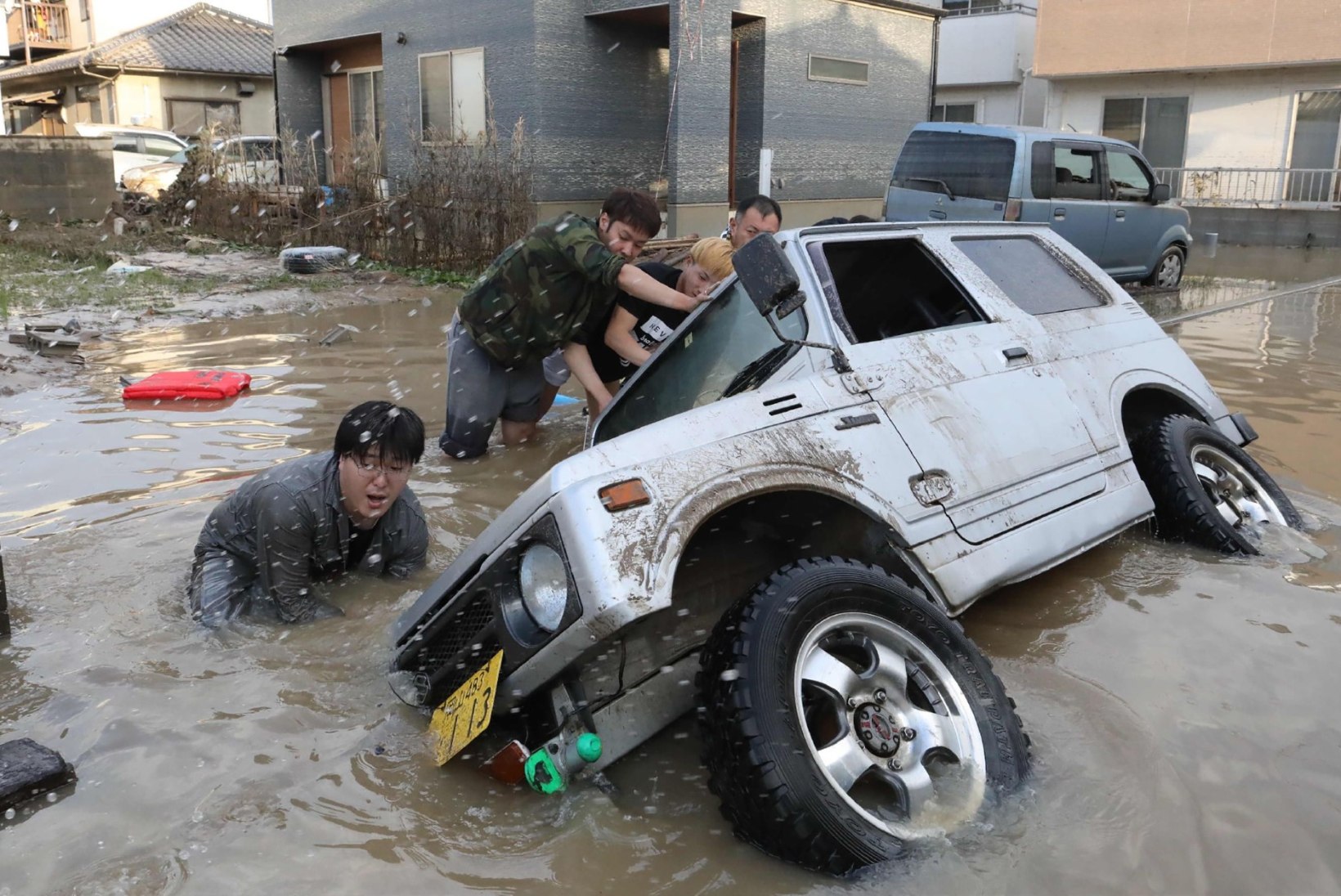 Jaapanit tabanud üleujutustes on hukkunud vähemalt 100 inimest