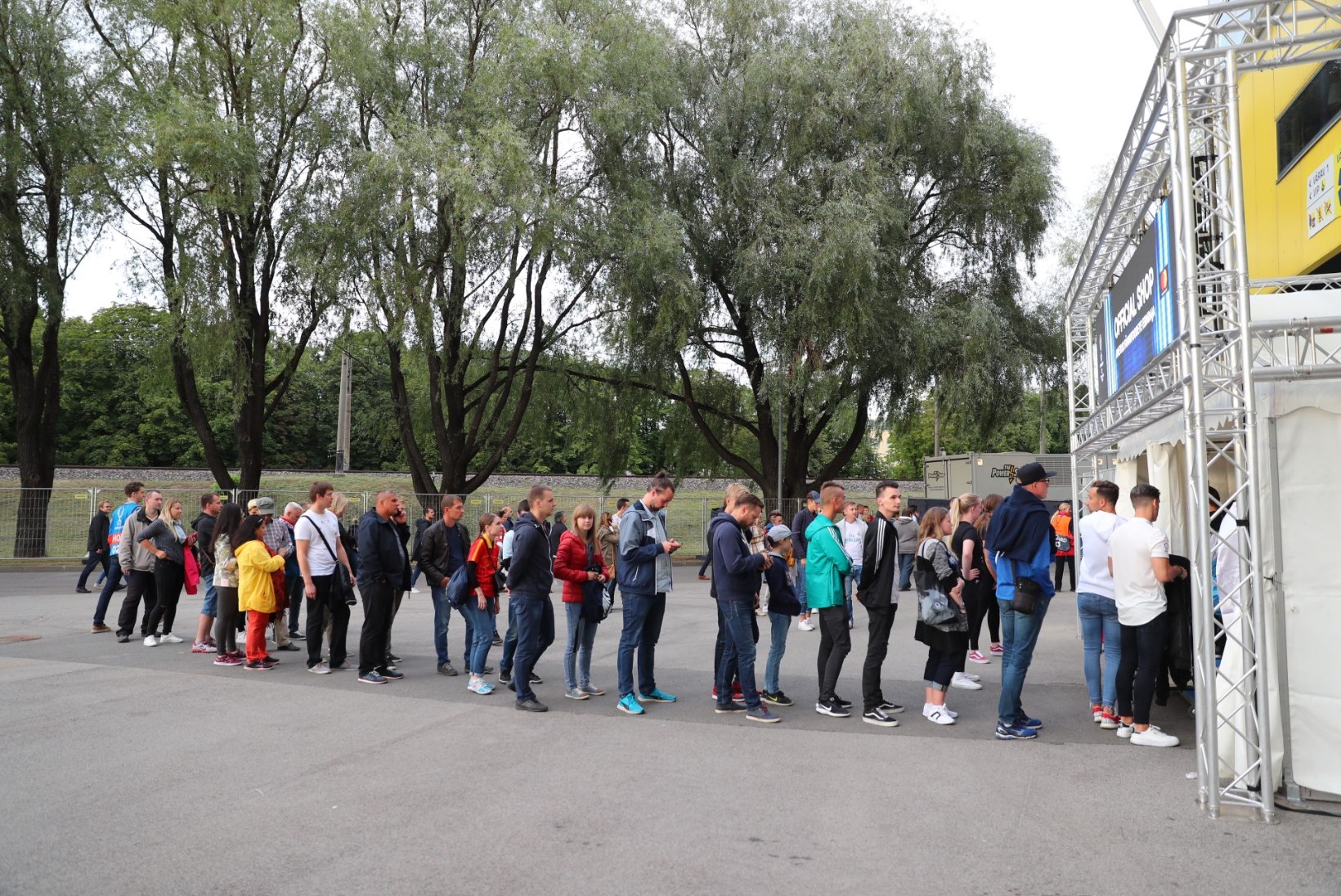 GALERII | Hispaania jalgpallifännid kogunesid Tallinna vanalinnas ning sätivad end Lillekülas mõnusalt sisse