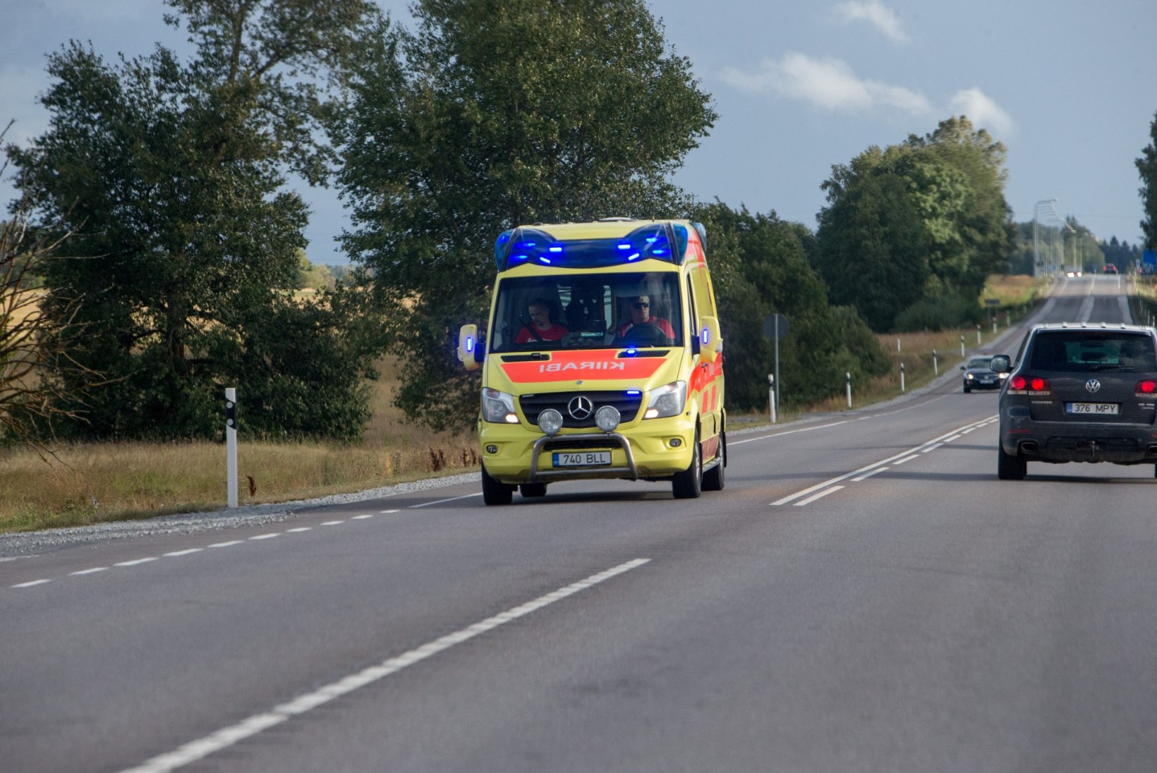 Ööpäev liikluses: veokil kadusid pidurid, 92aastane juht sõitis BMW-ga kraavi