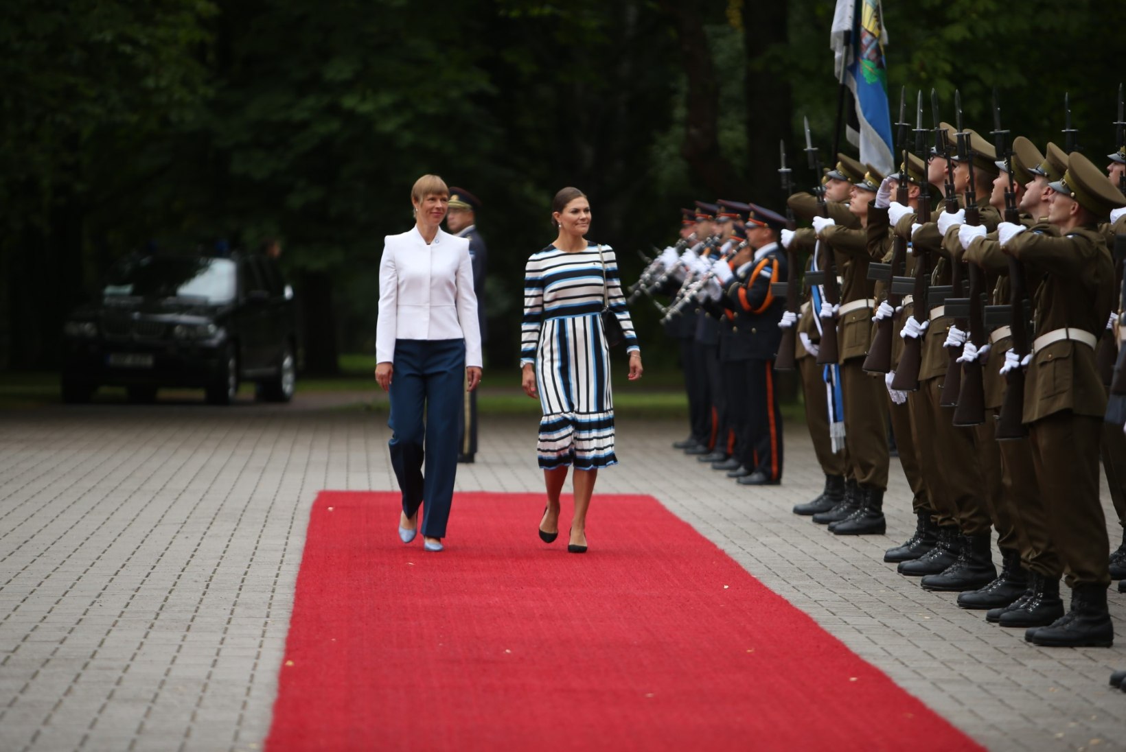FOTOD | Kroonprintsess Victoria tervitas presidenti Eesti lipuvärvides kleidis, Kaljulaid vahetas poole kohtumise ajal riideid