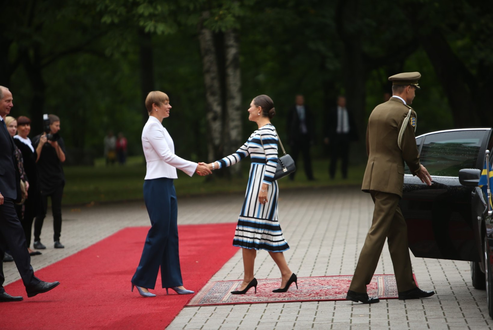 FOTOD | Kroonprintsess Victoria tervitas presidenti Eesti lipuvärvides kleidis, Kaljulaid vahetas poole kohtumise ajal riideid