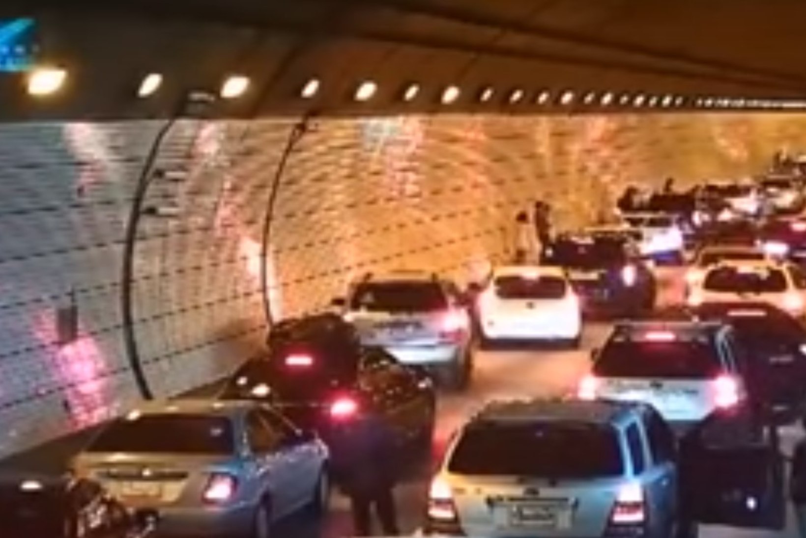 VIDEO | ÕPIME LIIKLUSKULTUURIST: vaata, kuidas Lõuna-Korea autojuhid tunnelis tekkinud ummikut likvideerivad