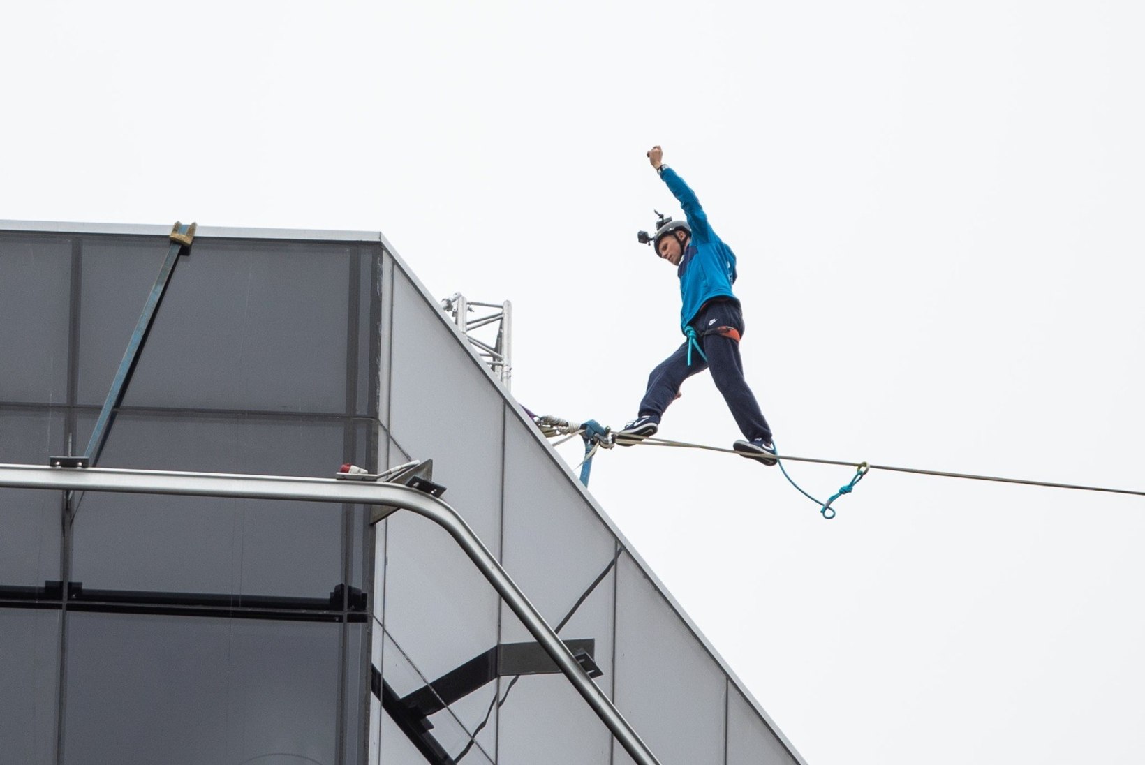 FOTOD JA VIDEOD | Eesti kuulsaim slackliner Jaan Roose tegi Tallinna tornide vahel trikitades maailmarekordi