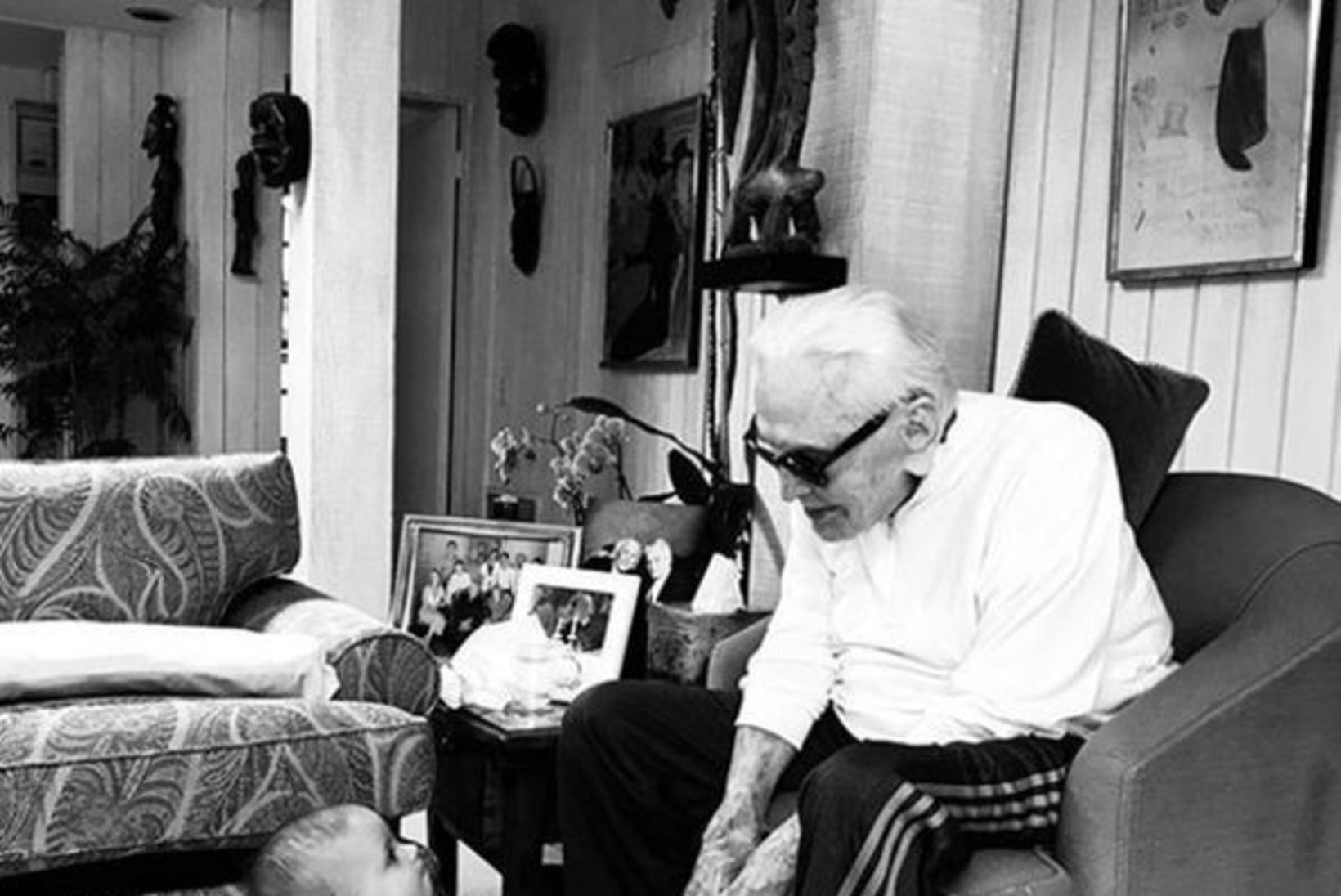 LIIGUTAV KLÕPS: 101aastane Kirk Douglas nautis lapselapselapse seltskonda