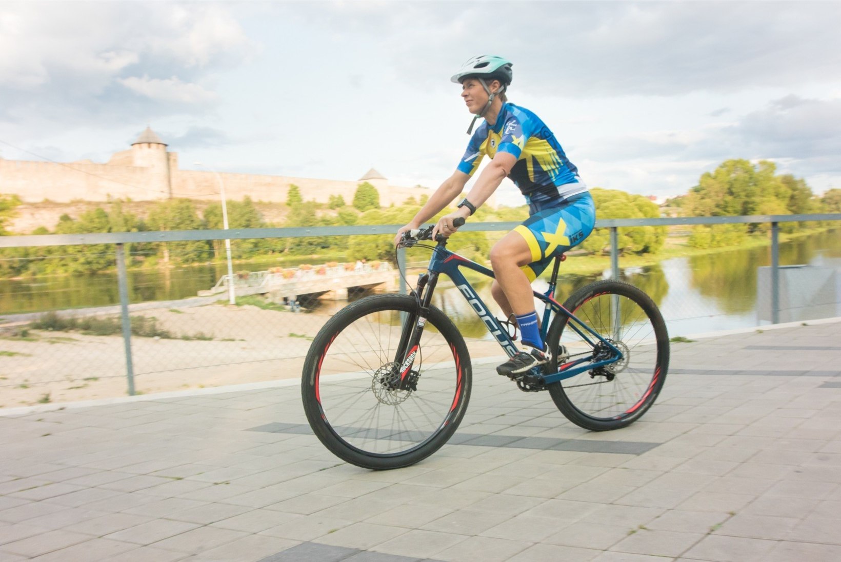 President Kaljulaid rikkus Narva rattasõidul liiklusseadust
