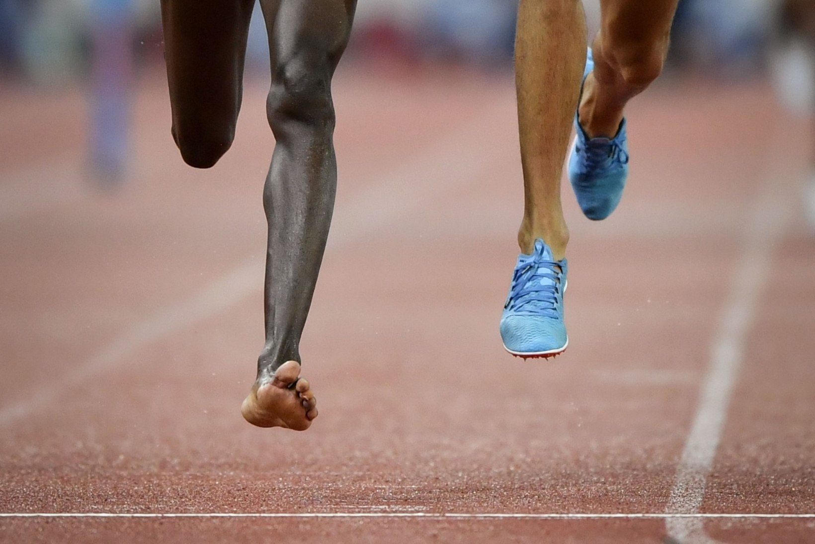 VIDEO | SAAB KA ILMA! Keenia sportlane võitis vaatamata tossu kaotamisele 3000m takistusjooksu
