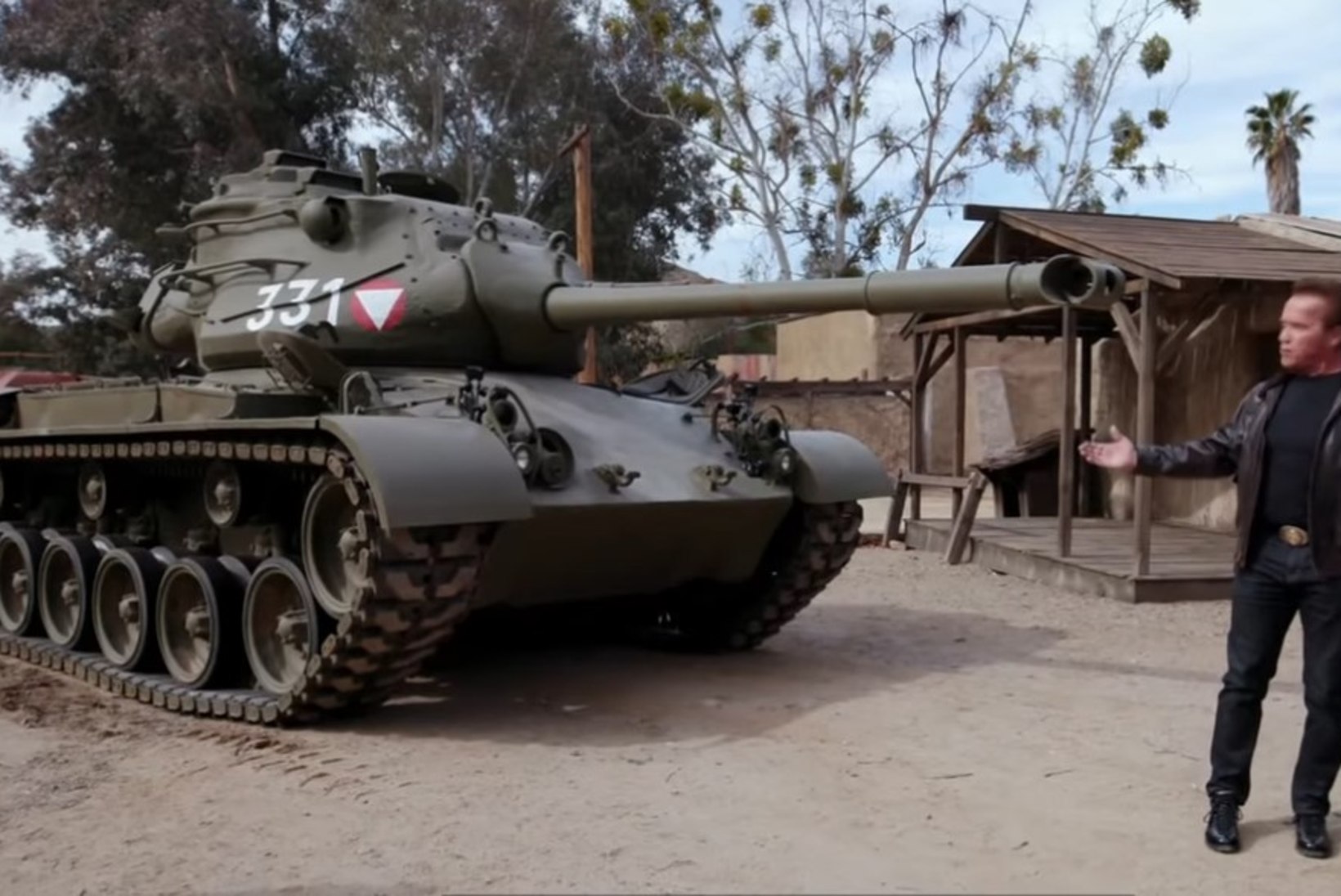 VIDEO | Vaata, kuidas Arnold Schwarzenegger lömastab oma tankiga limusiini