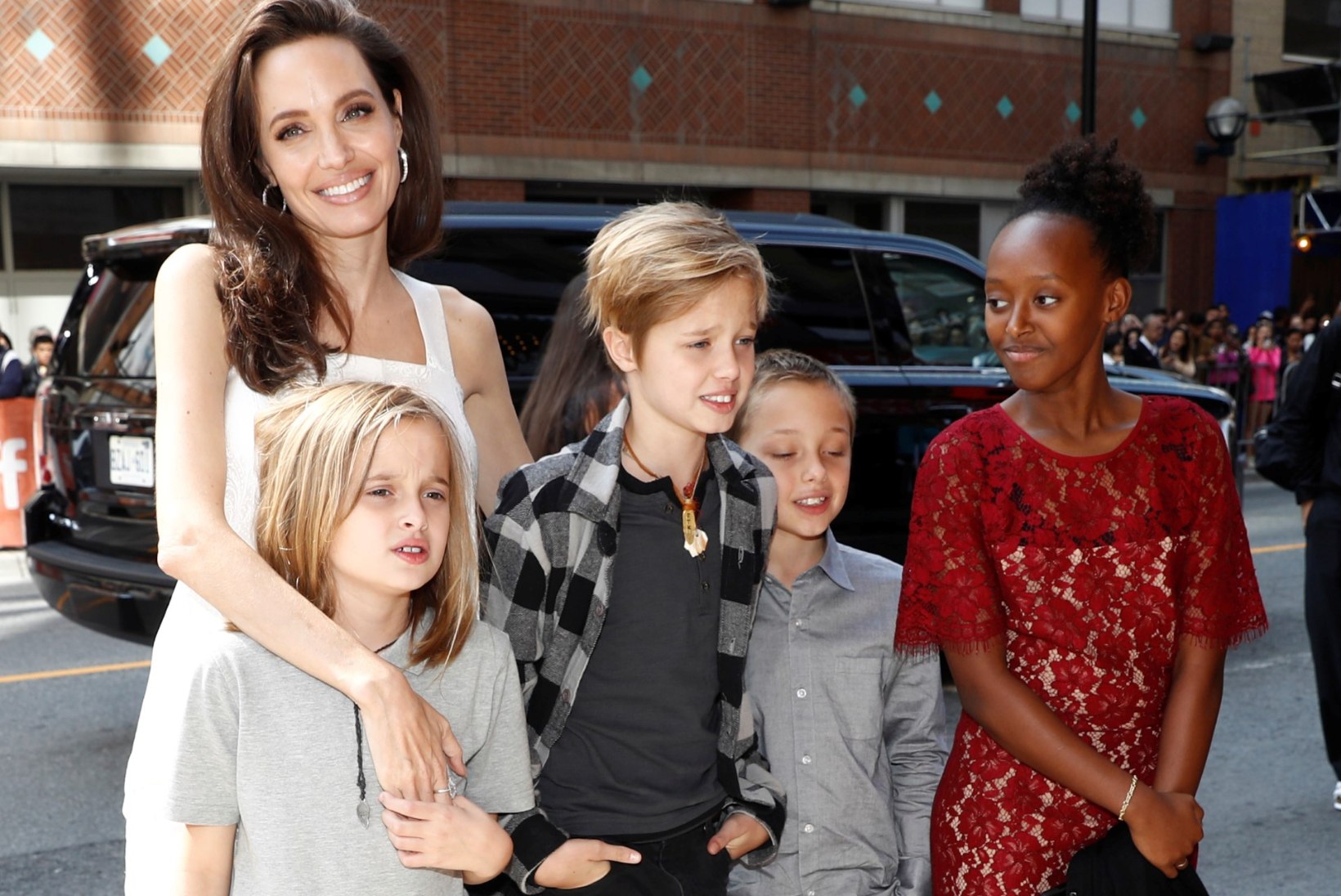 ÜLE MILJONI MIINUSES! Jolie süüdistab Pitti lapsetoetusrahadega närutamises