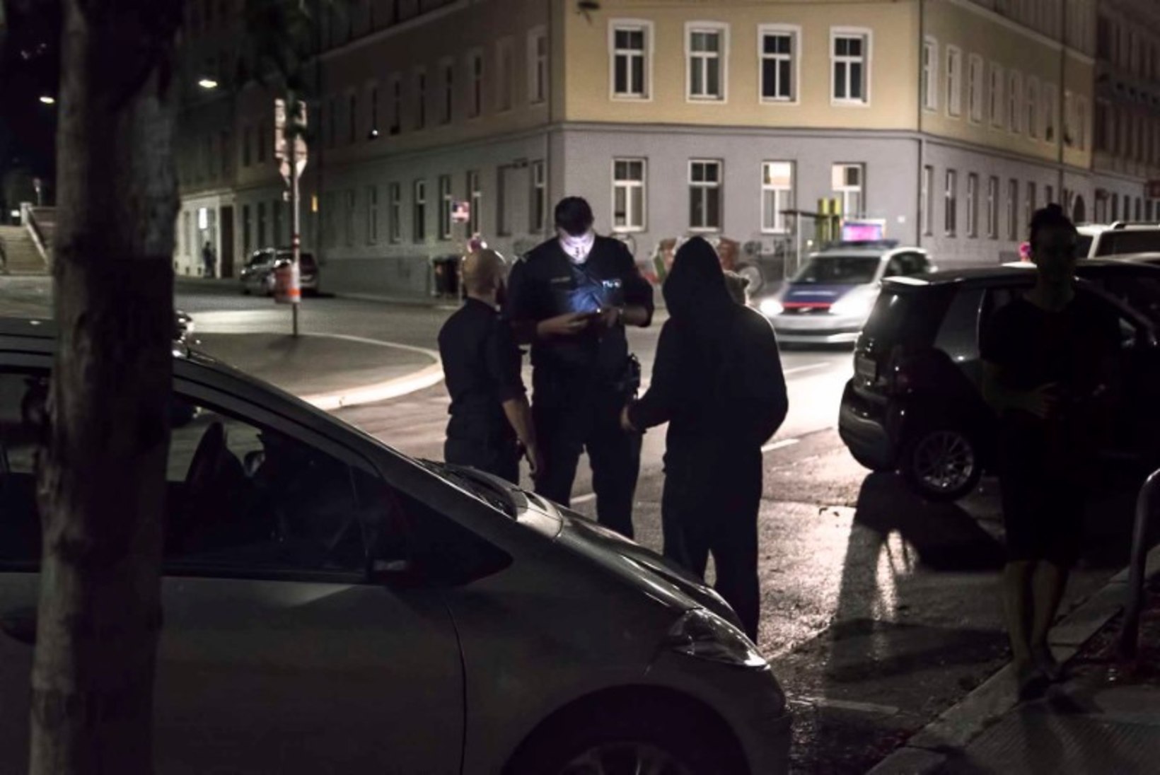 Eesti salapärane tänavakunstnik Edward von Lõngus sattus Viinis politsei huviorbiiti