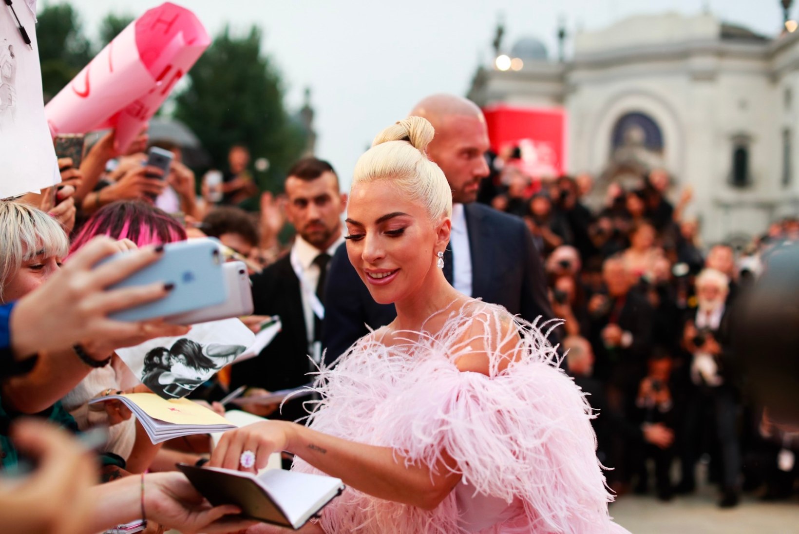 GALERII JA VIDEO | ÕL VENEETSIAS: Lady Gaga nägi punasel vaibal sulgkleidis välja nagu märg tibu