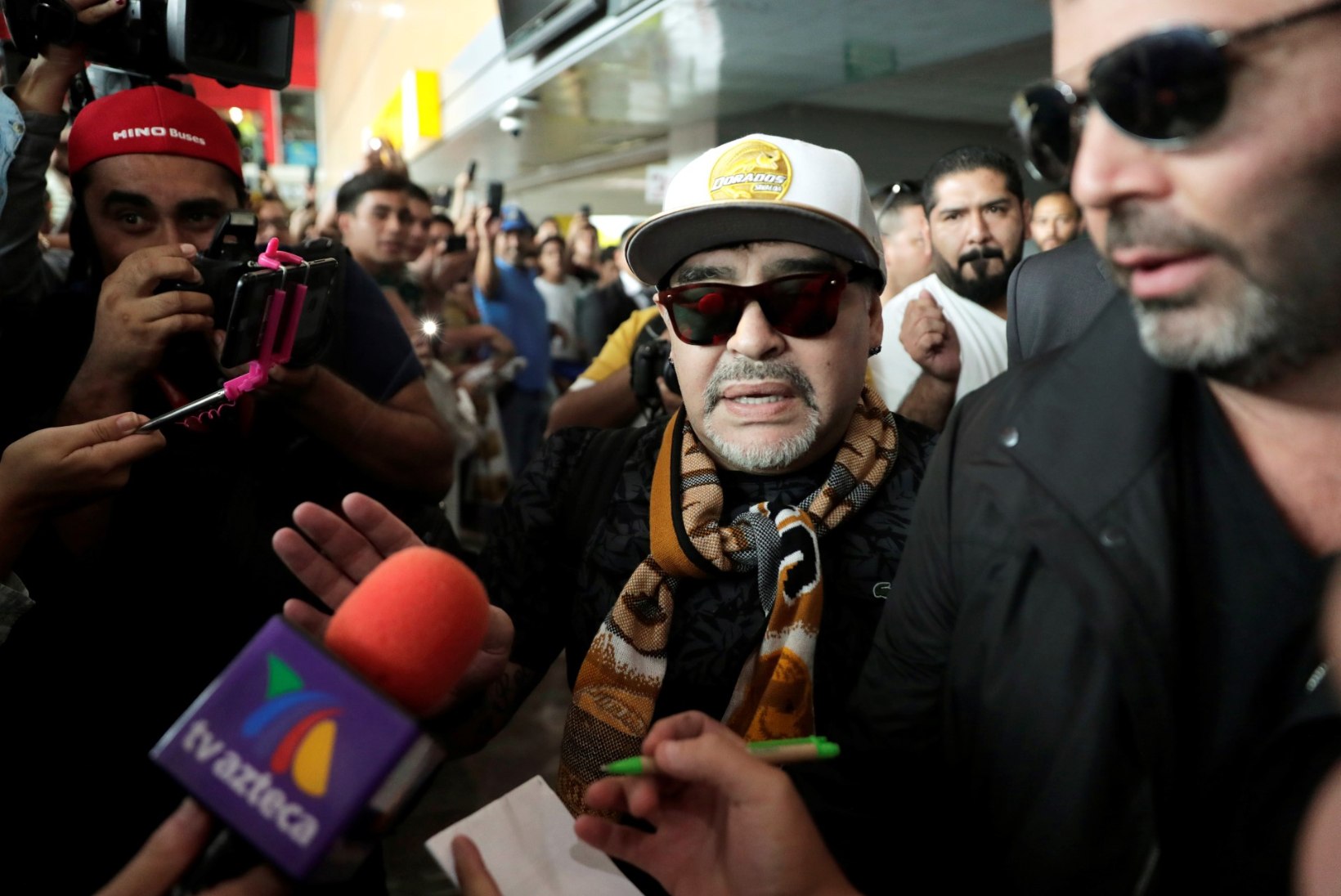 VIDEO | Uue tööposti leidnud Diego Maradona võeti lennujaamas uhkelt vastu