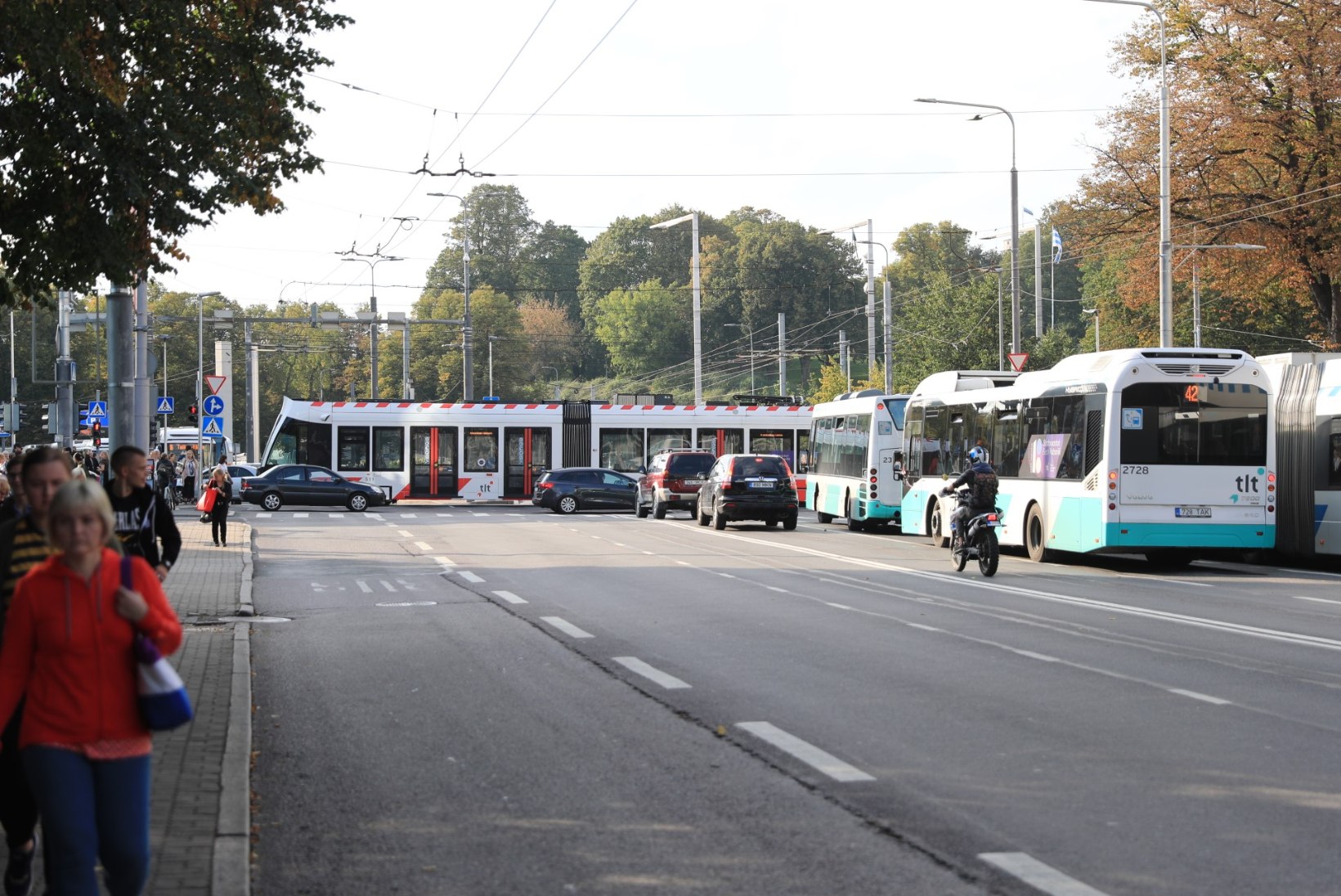 GALERII | Keset ristmikku seisma jäänud tramm põhjustas suure ummiku