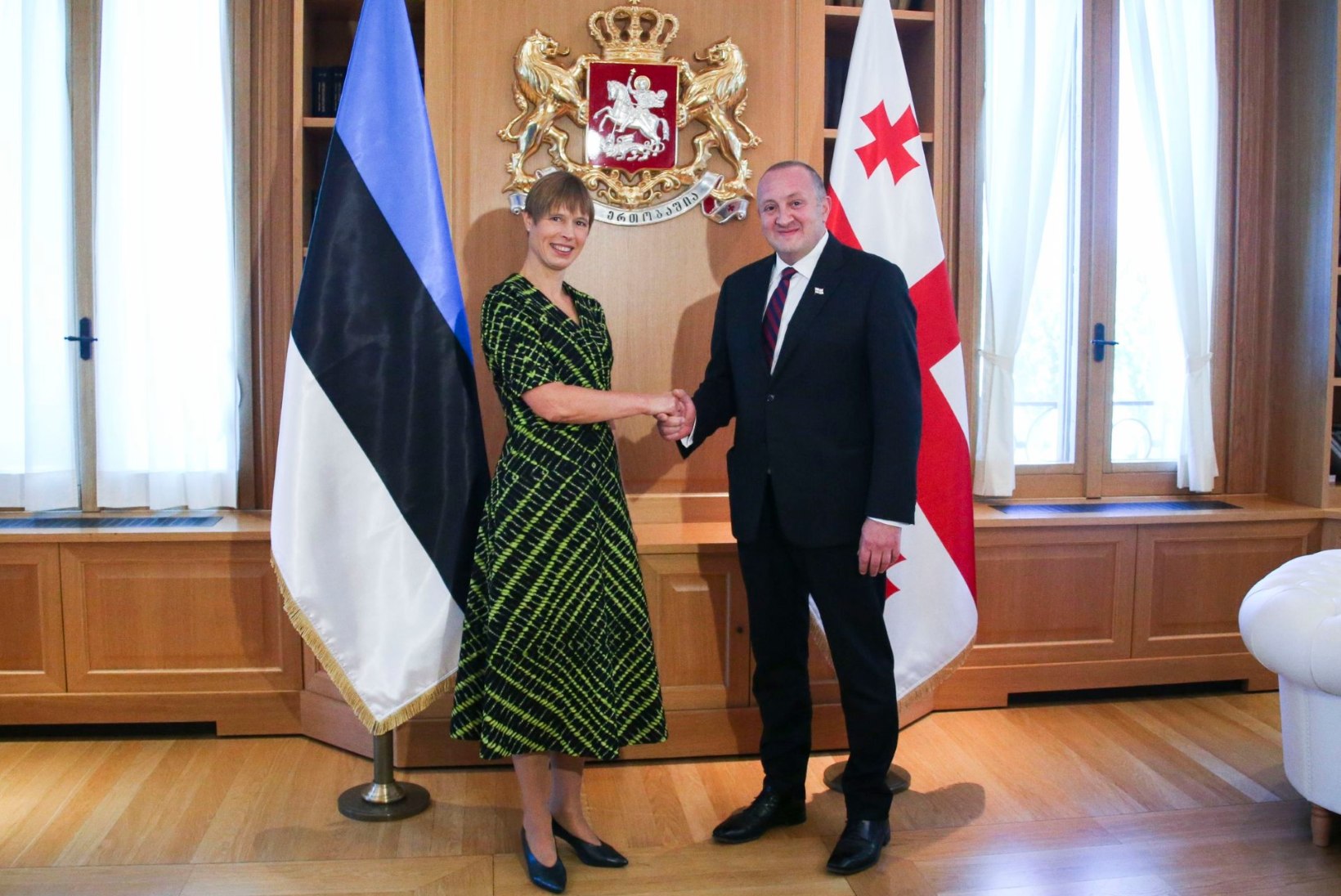 FOTOUUDIS | Särav kostüümivalik! President Kaljulaid kandis visiidil Gruusiasse laimikarva hõlmikkleiti