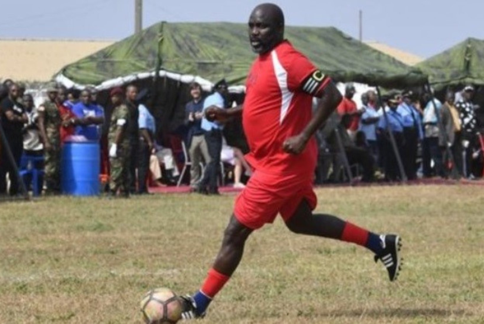 Jalgpallilegendist president esindas 51aastaselt koondist ning ärritas nigeerlasi