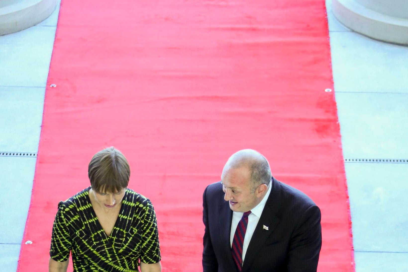 FOTOUUDIS | Särav kostüümivalik! President Kaljulaid kandis visiidil Gruusiasse laimikarva hõlmikkleiti