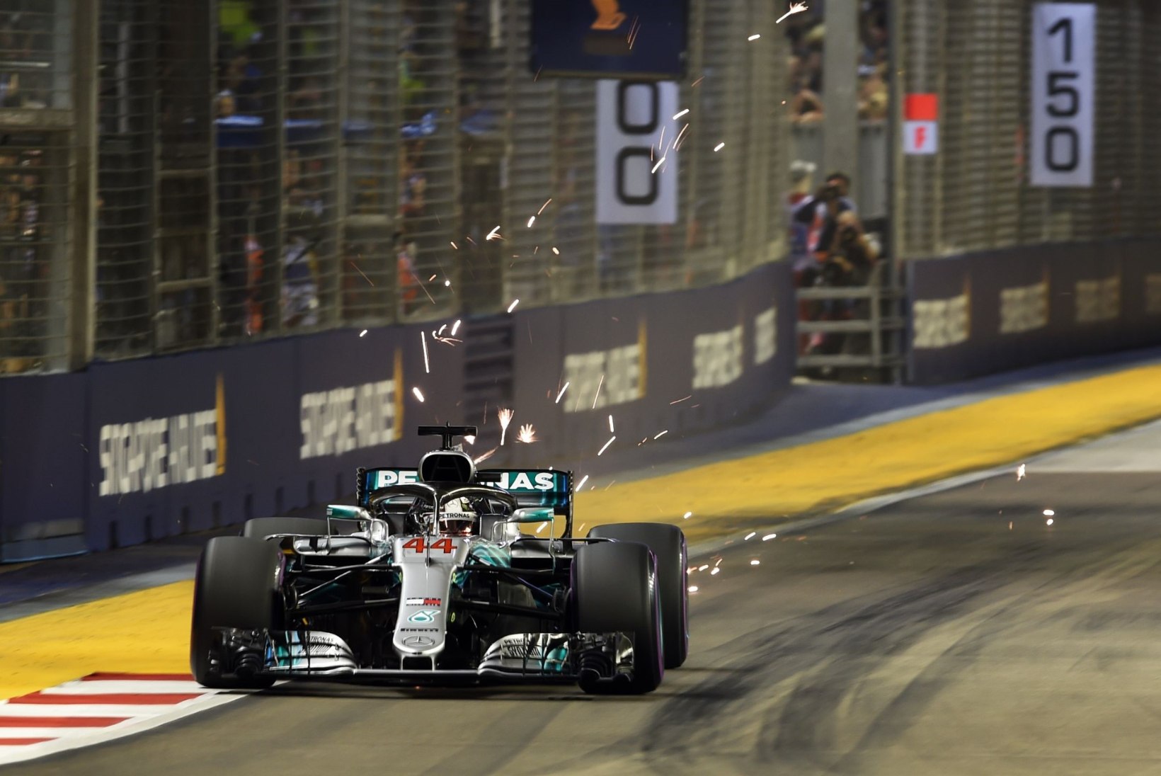 JÄLLE NOBEDAIM! Hamilton võitis Singapuris hooaja seitsmenda ajasõidu